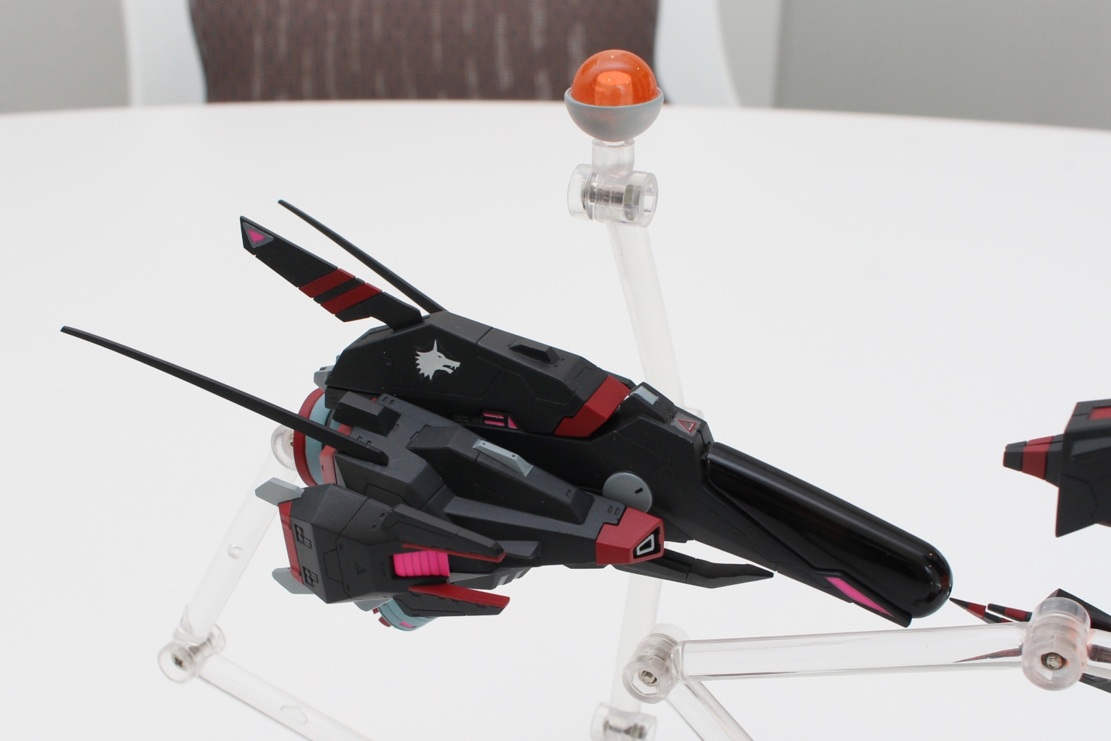 製品にはそれぞれをディスプレイするためのスタンドなども付属。なおビットは1機につき1個になるとのことだ