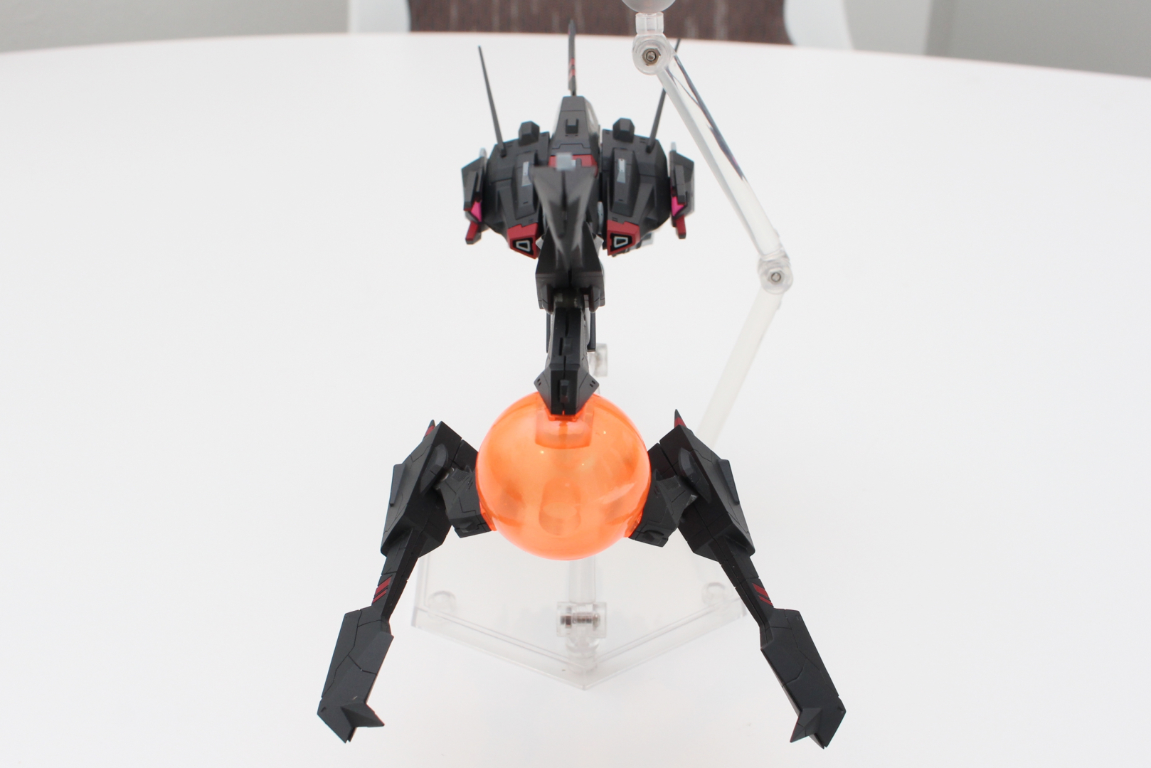 製品にはそれぞれをディスプレイするためのスタンドなども付属。なおビットは1機につき1個になるとのことだ