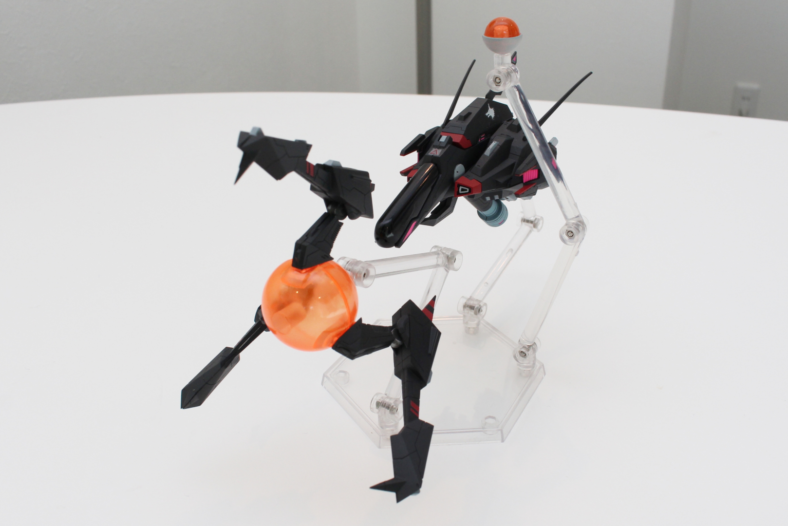 製品にはそれぞれをディスプレイするためのスタンドなども付属。なおビットは1機につき1個になるとのことだ