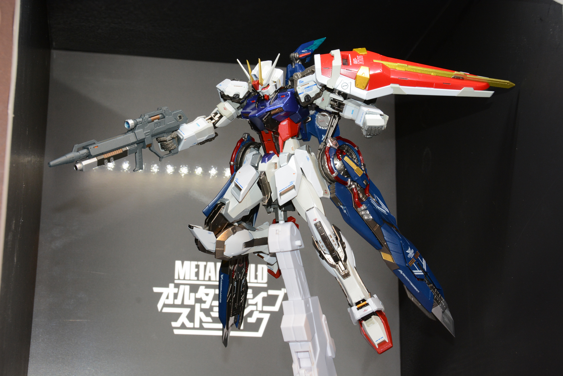 ストライクガンダムに装備するとイメージが変わる