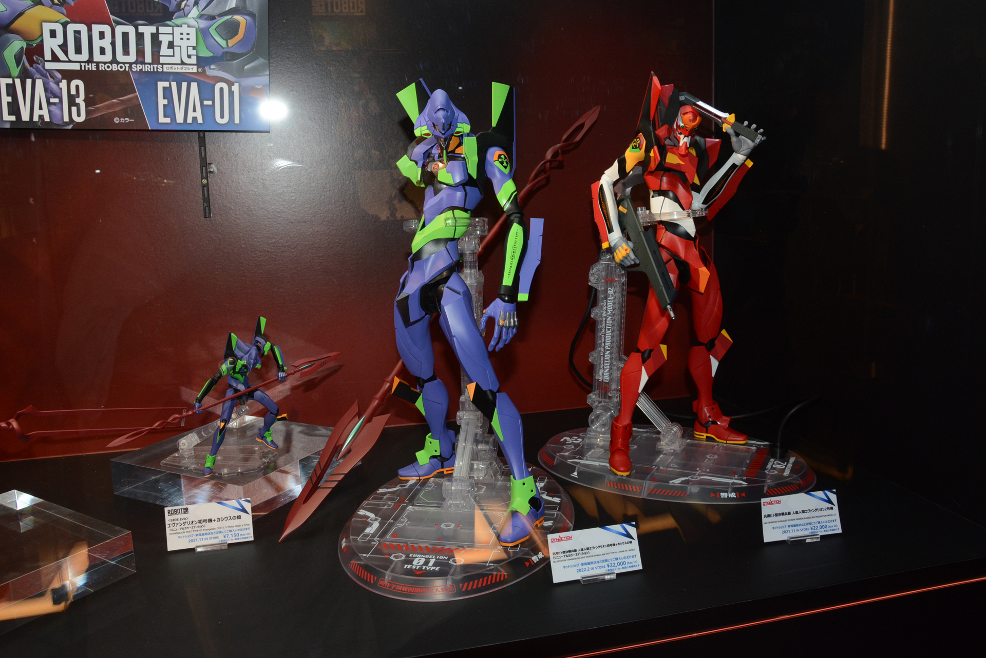 右にあるのが約170mmのROBOT魂。その大きさが実感できるだろう