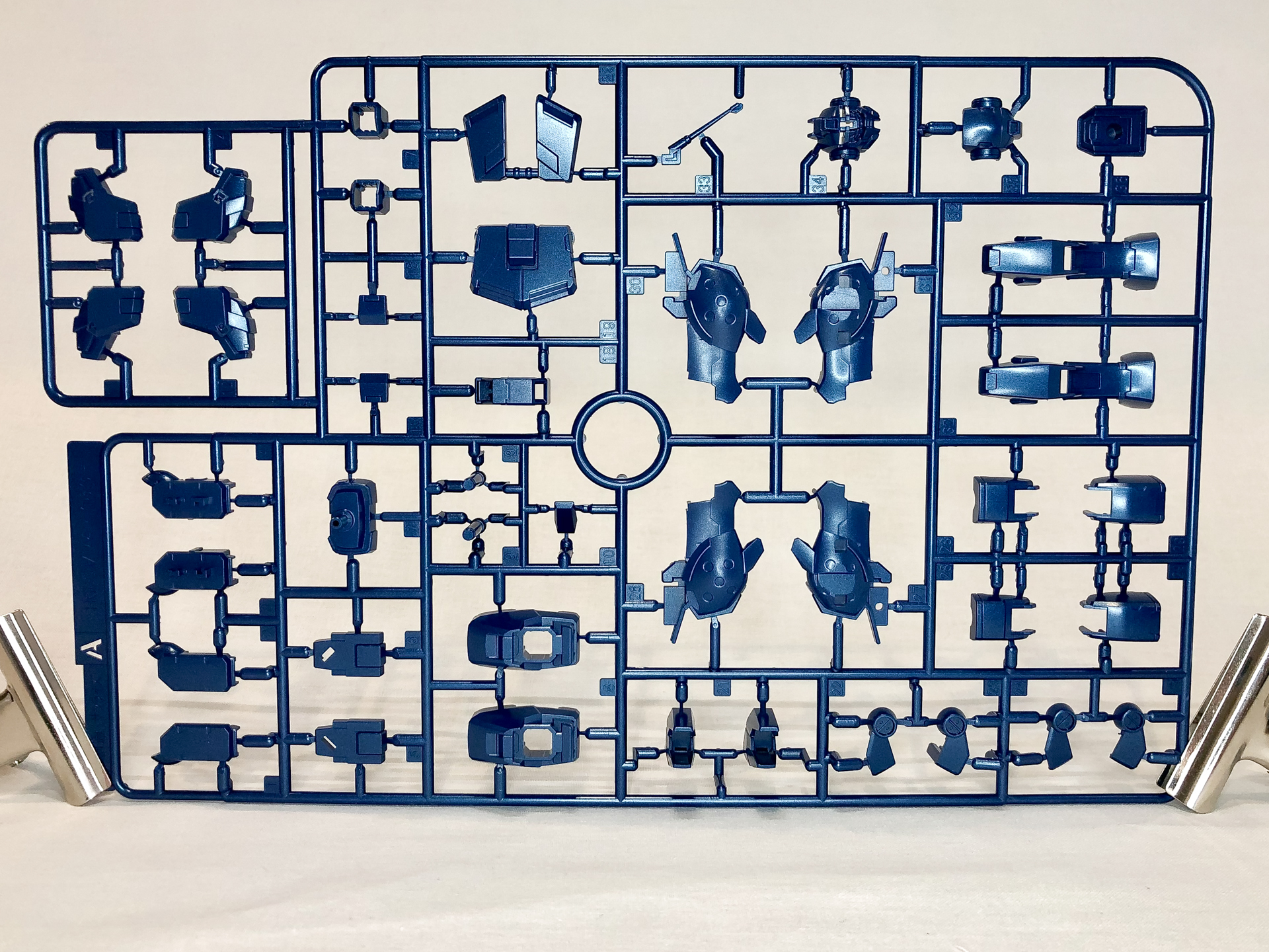 Aランナーは主に外装部となっており、設定色よりは濃いコバルトブルーの成型色となっています。