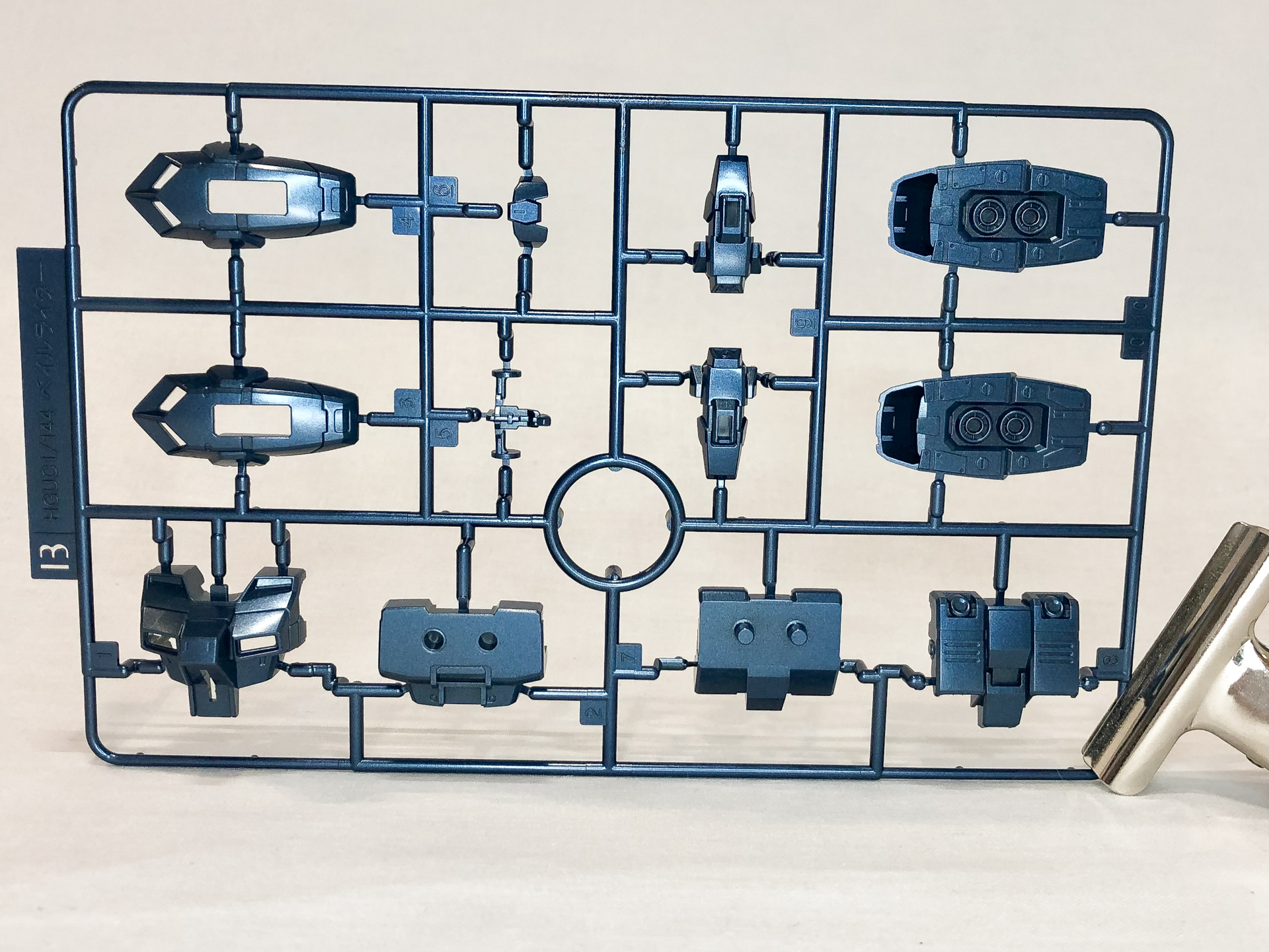 Bランナーはつま先や胴体部となり、ネイビーブルーの成型色です。