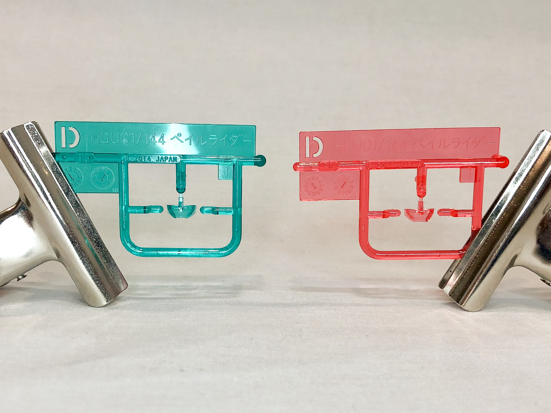 Dランナーはクリアグリーンとクリアレッドの2種類が入っており、通常時とHADES MODE発動時の選択式となっています。