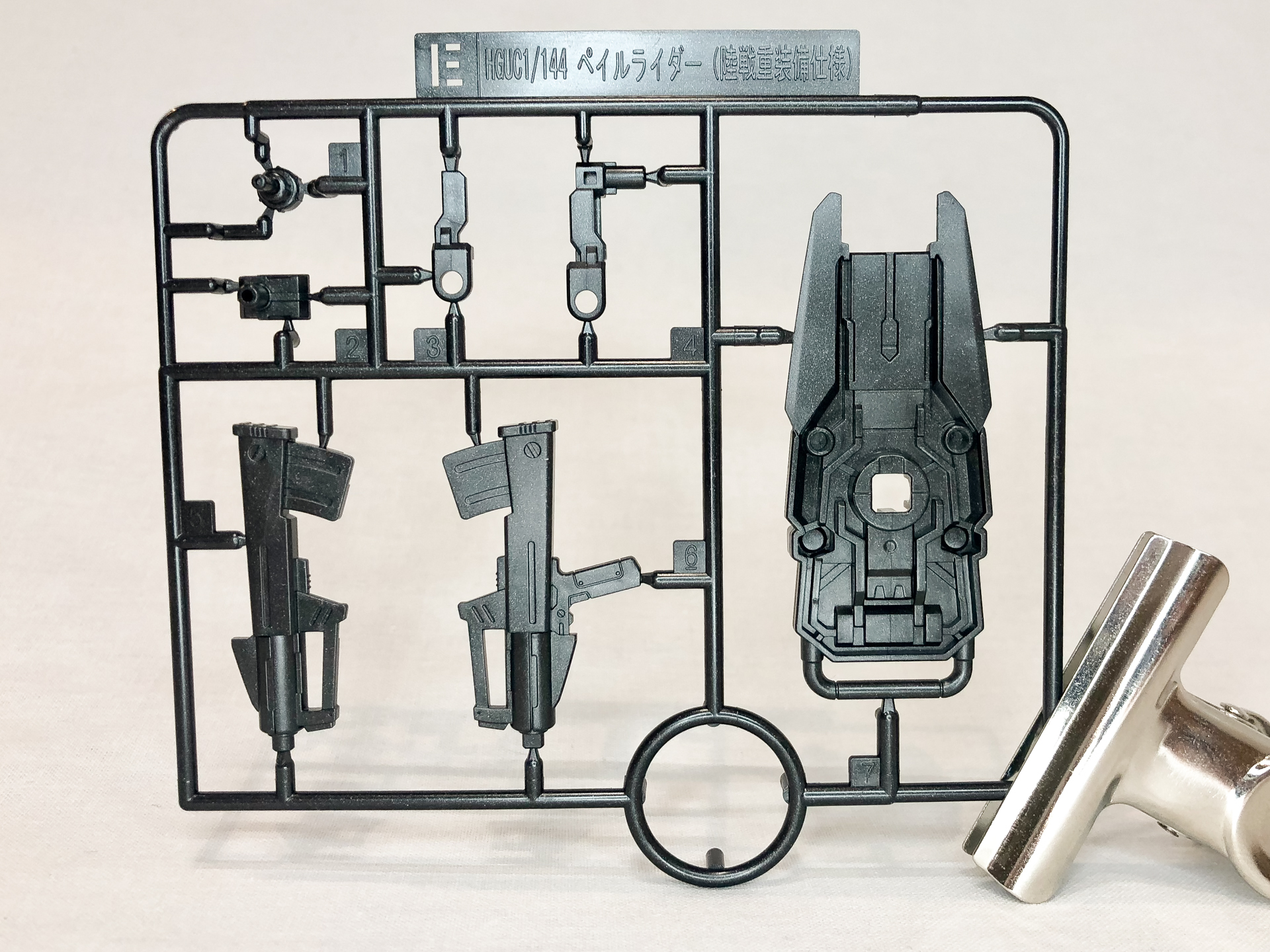 Eランナーは武器とシールドになっており、Cランナーよりも濃い黒色で成型されています。