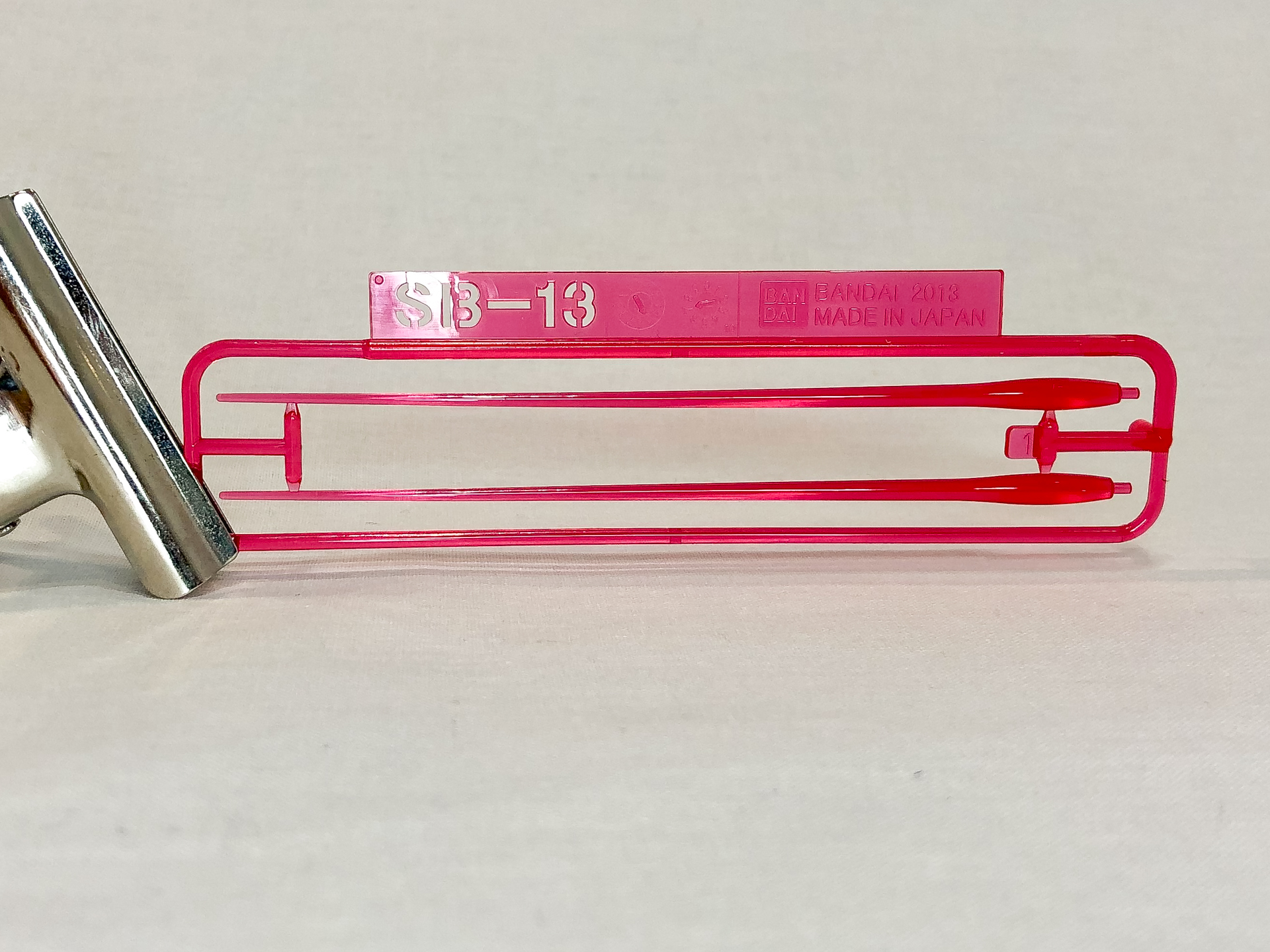 ポリキャップとビームサーベルは多くのHGキットに採用されている仕様です。