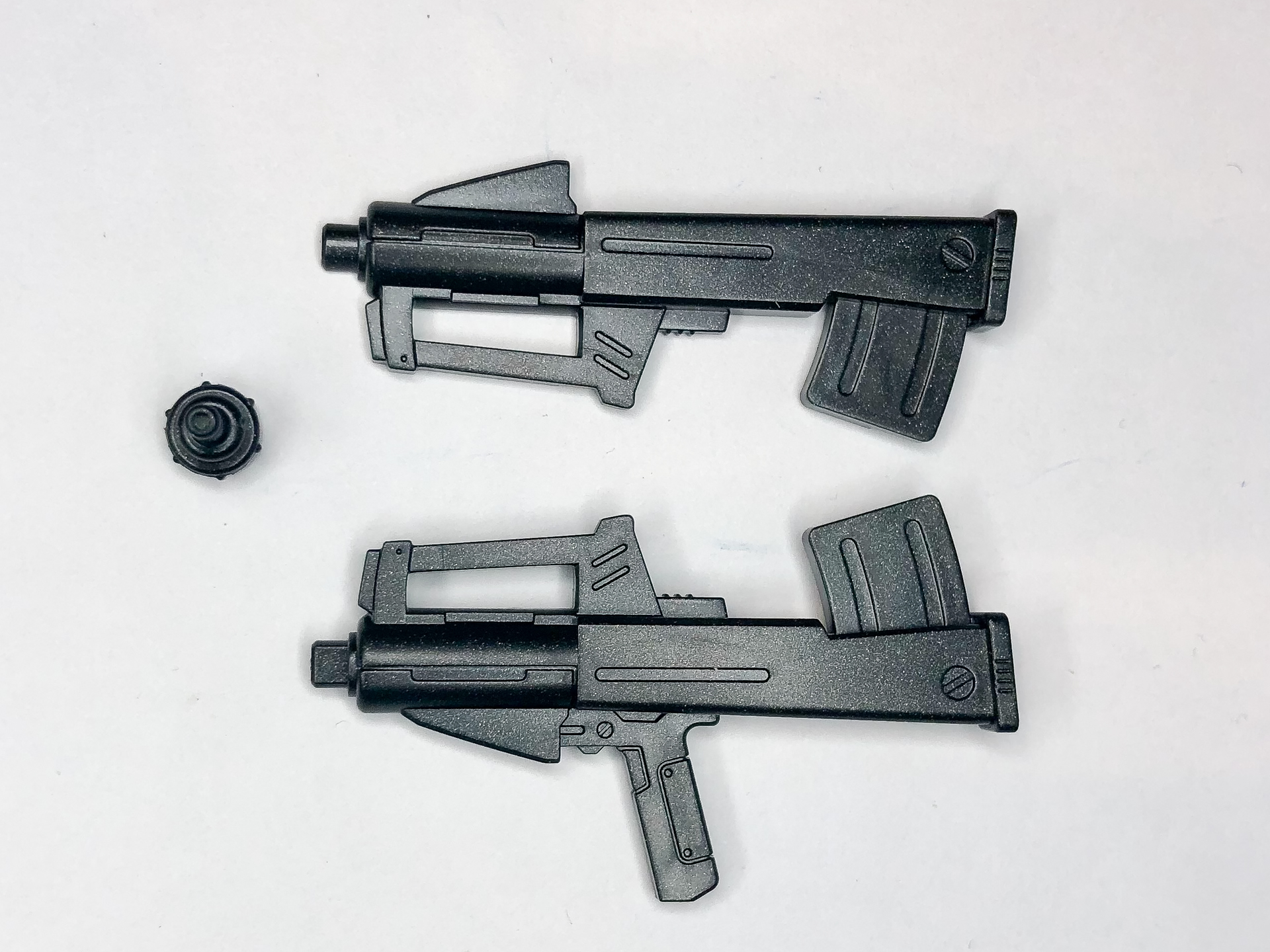 プルバップマシンガンは砲身のみ別パーツのモナカ構造になります。