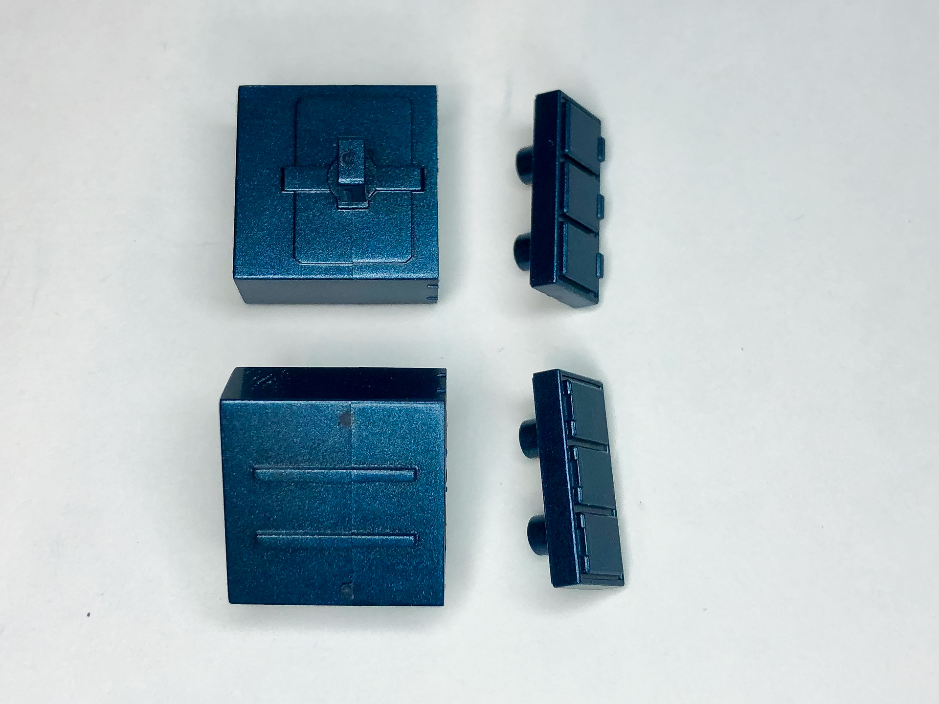 脚部の3連装ミサイルポッドは左右それぞれ2パーツ構成。