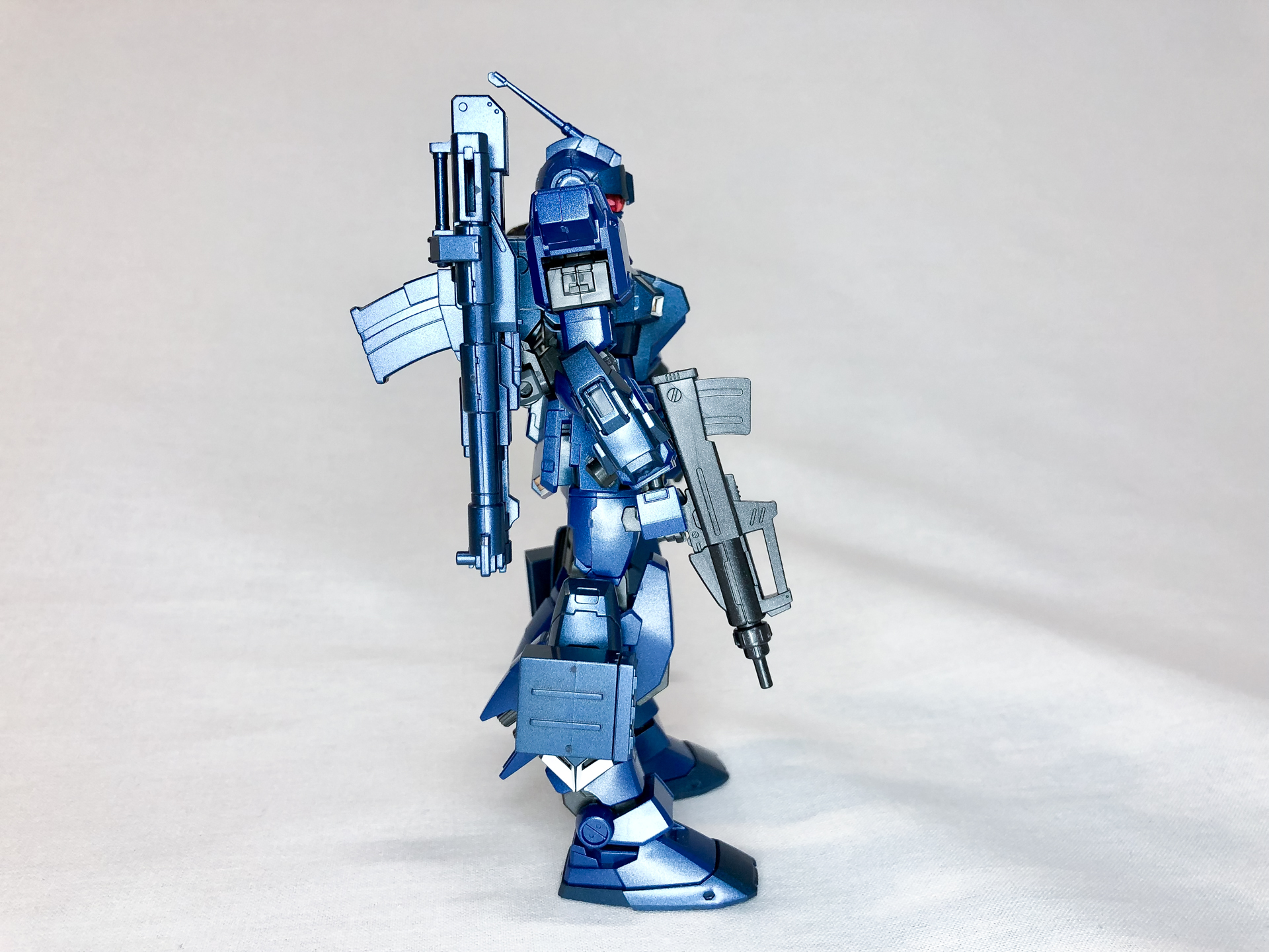 右正面から見ると180mmキャノンが張り出しているためそこそこボリュームを感じます。