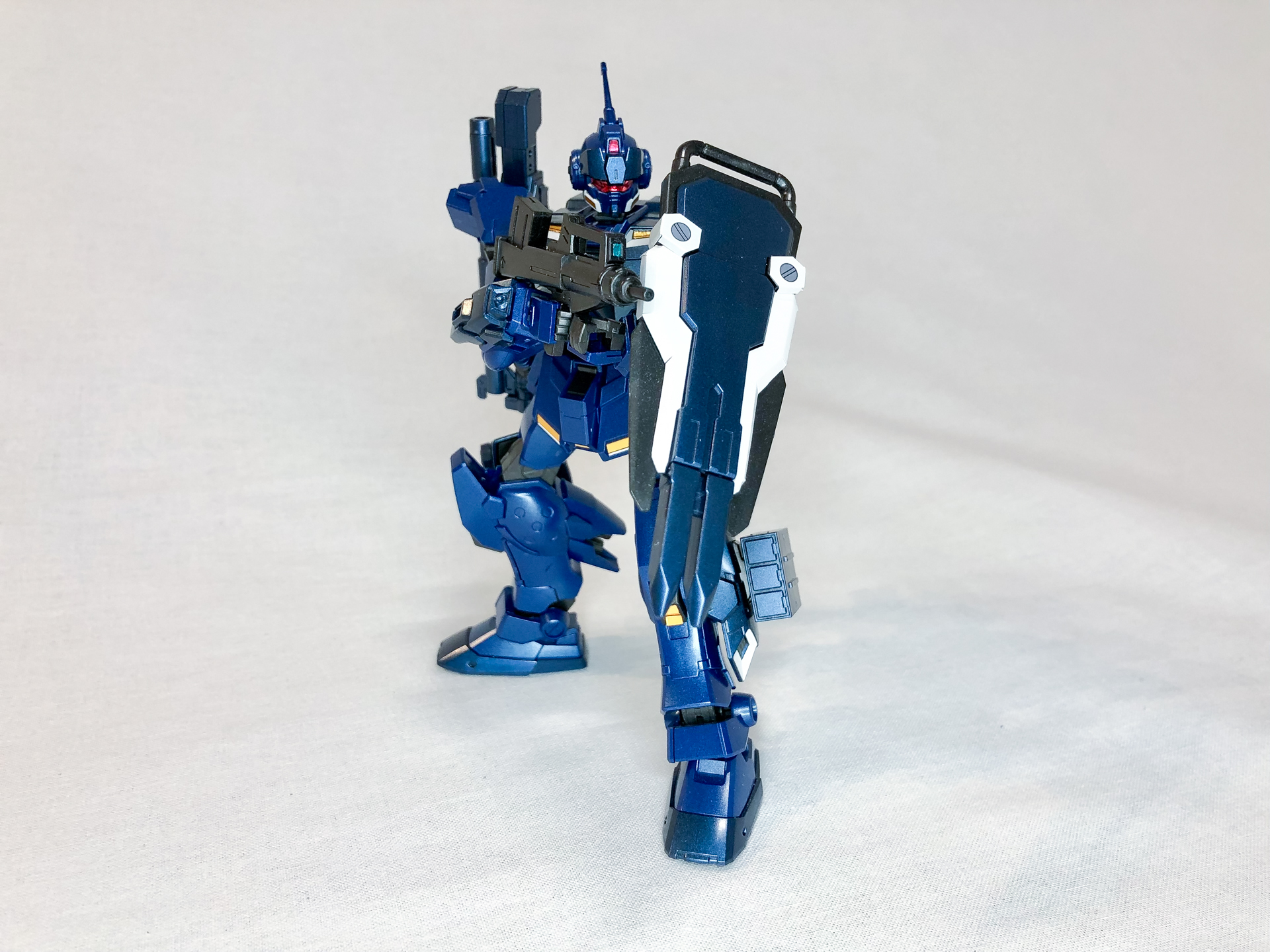 マシンガンを構えてみました。本キットには残念ながら平手が付属しないため、このポージングが限界です。