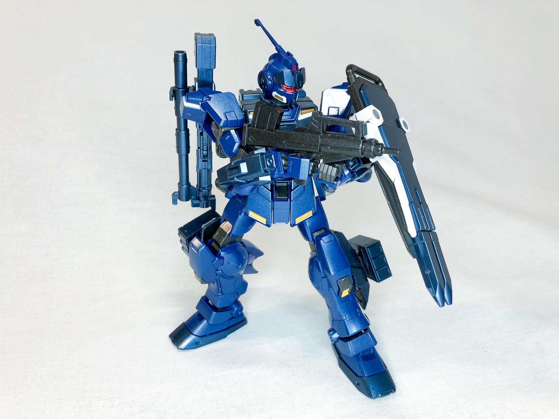 マシンガンを構えてみました。本キットには残念ながら平手が付属しないため、このポージングが限界です。