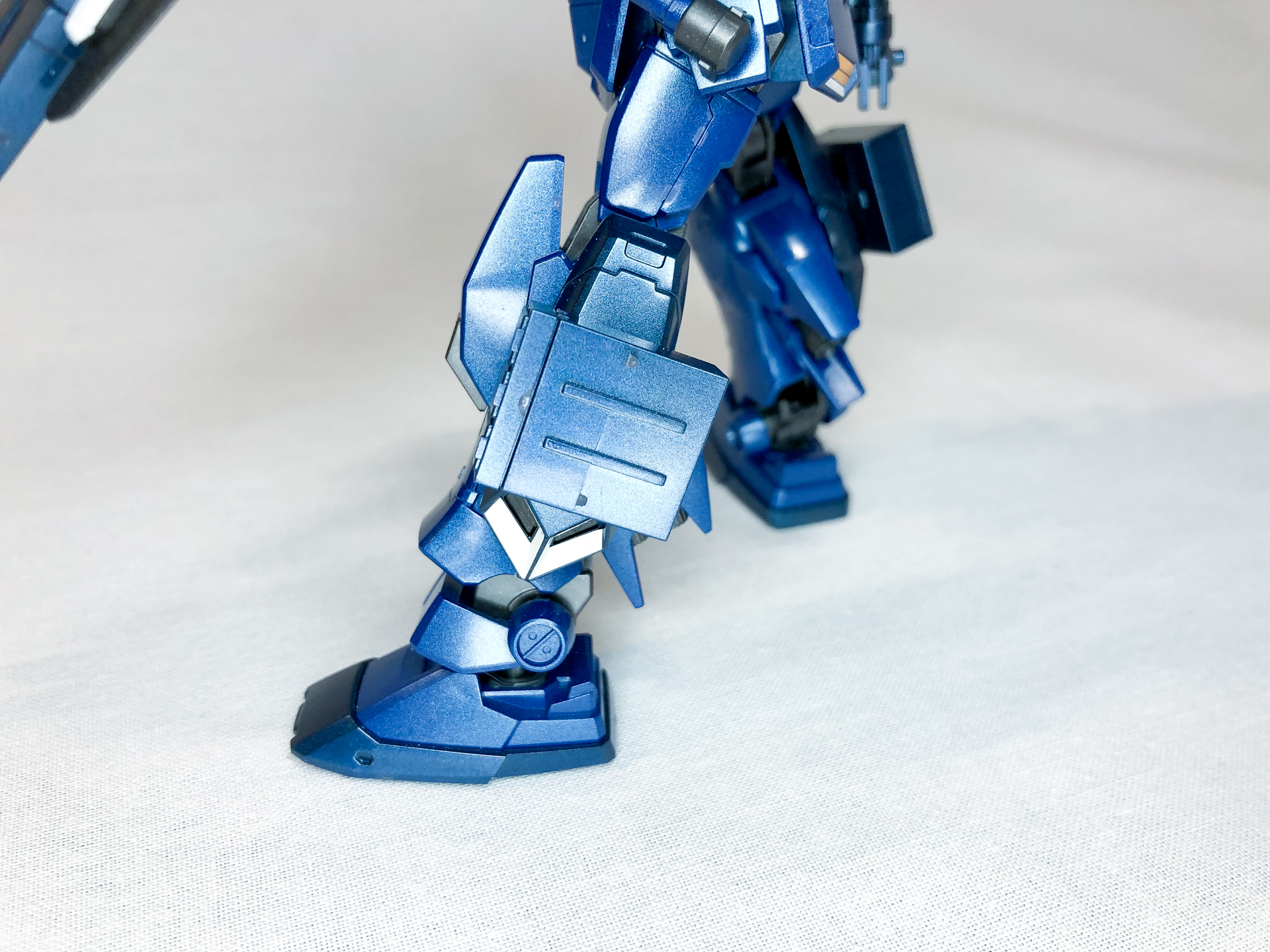 ミサイルポッドのアップ。このミサイルポッドがあることで下半身が貧弱にならないよう工夫されています。