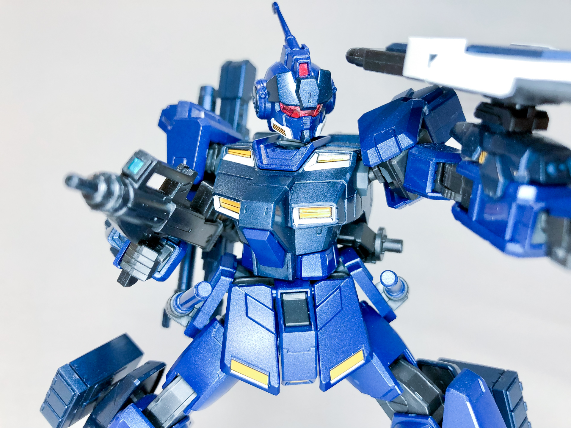 頭部のアップ。バイザーの奥にうっすらと見えるガンダムフェイス特有のツインアイが他の機体との違いを見せつけます。