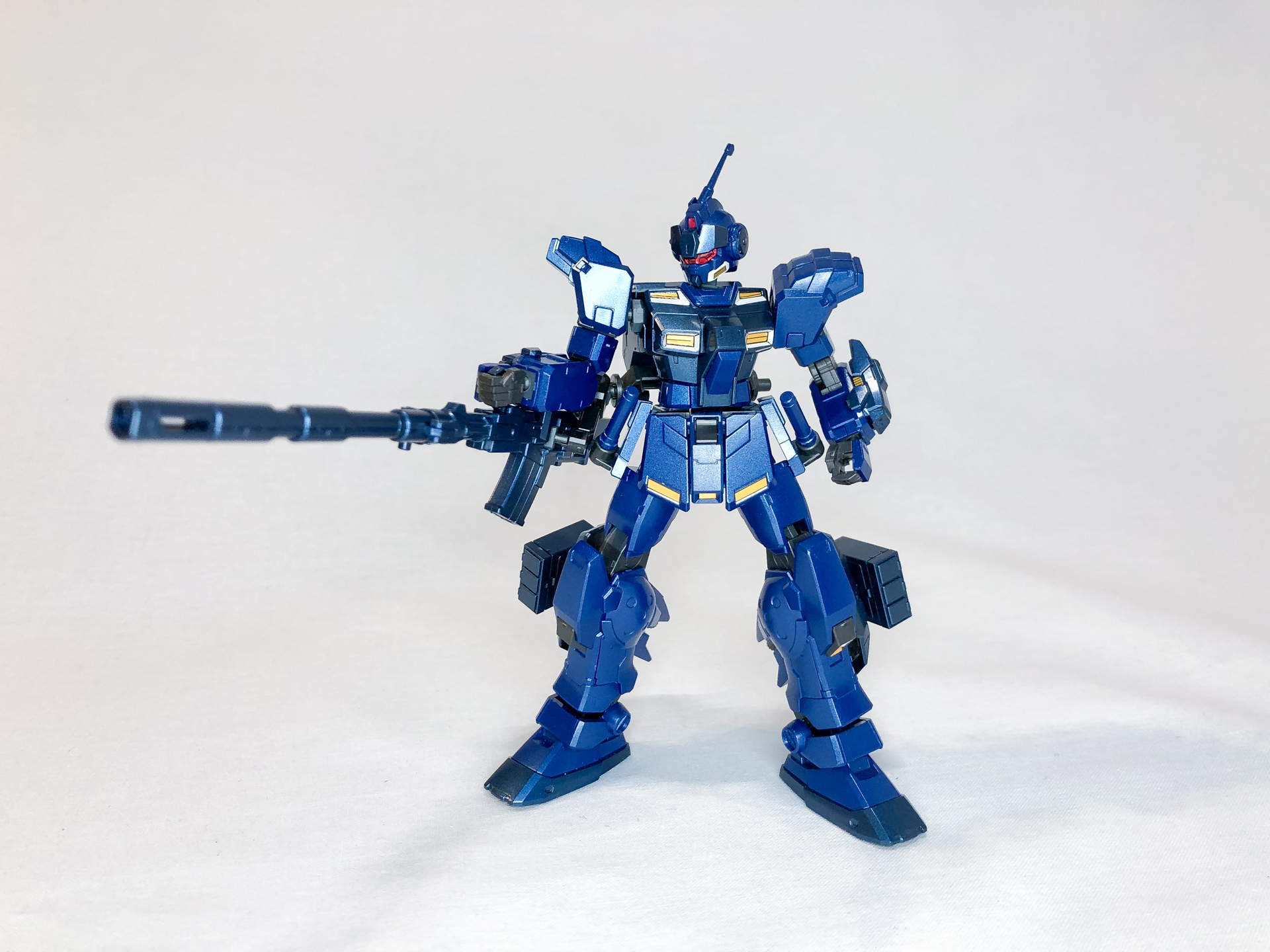 180mmキャノンを構えてみました。グリップが可動式のため違和感なく持たせることが可能です。