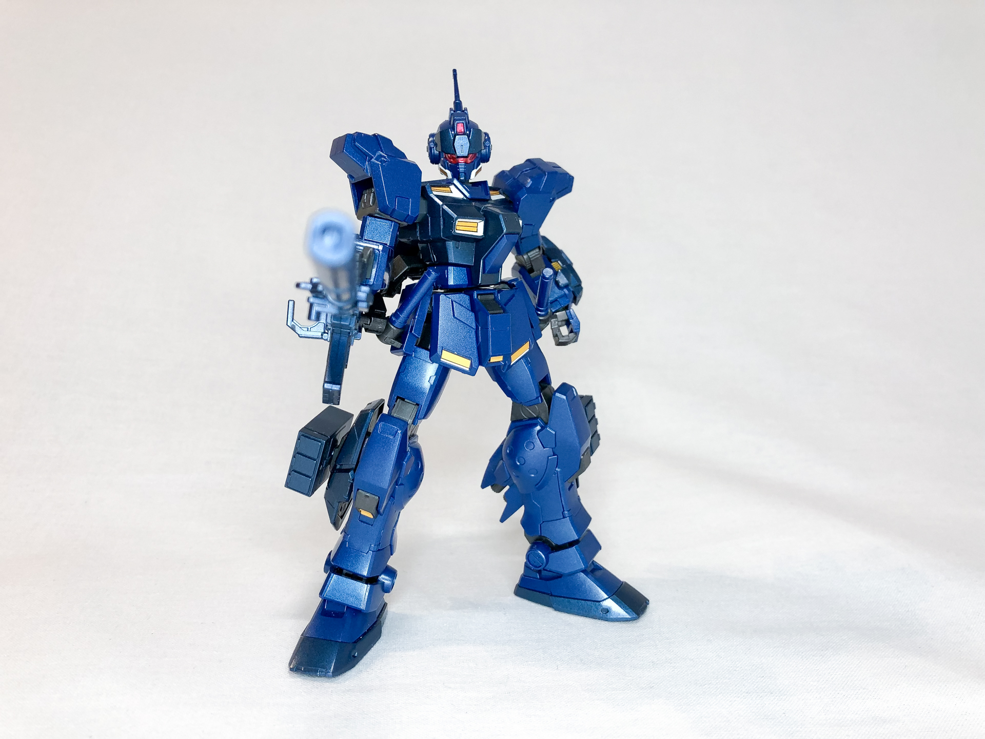 180mmキャノンを構えてみました。グリップが可動式のため違和感なく持たせることが可能です。