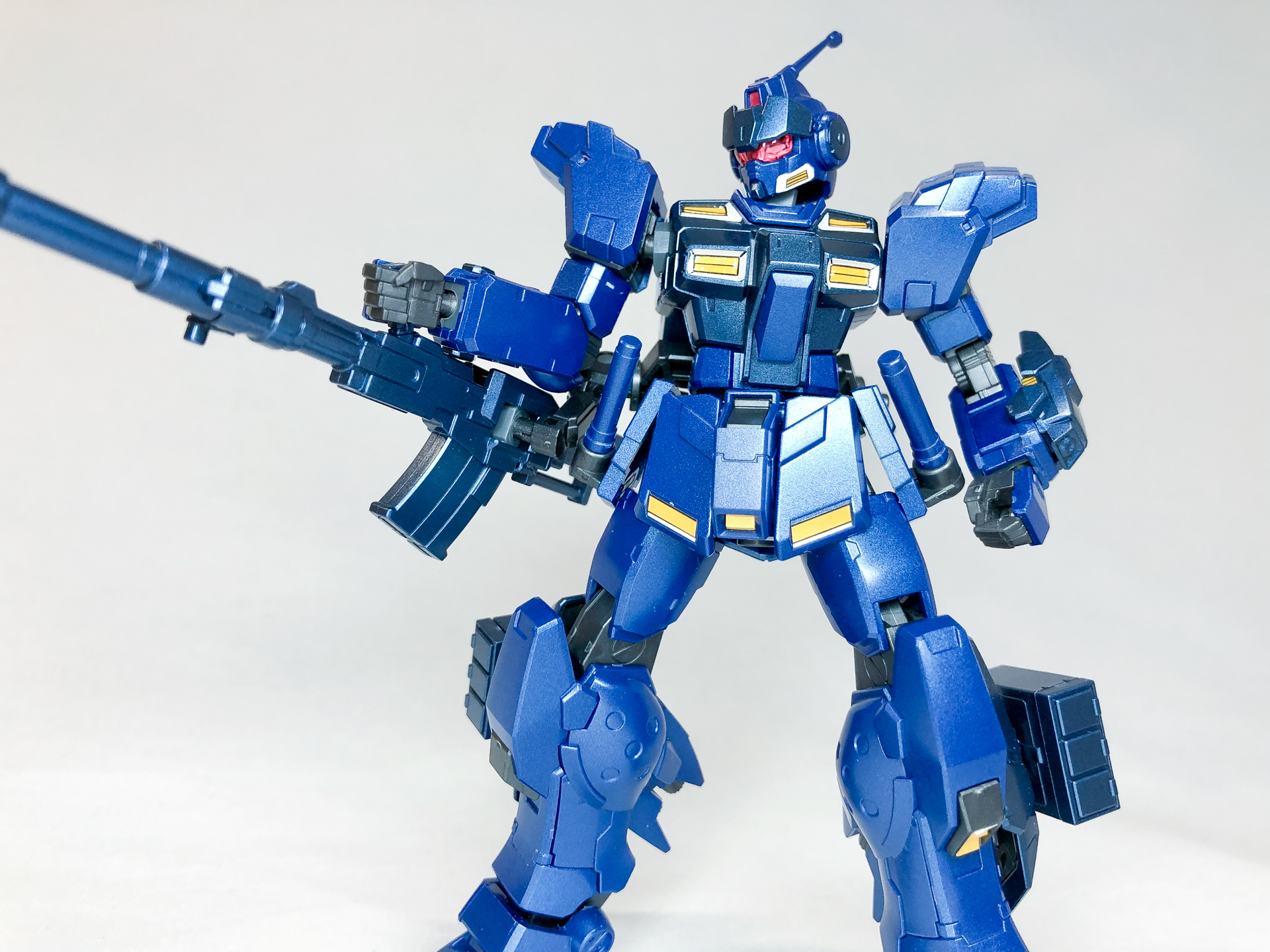 180mmキャノンを構えてみました。グリップが可動式のため違和感なく持たせることが可能です。