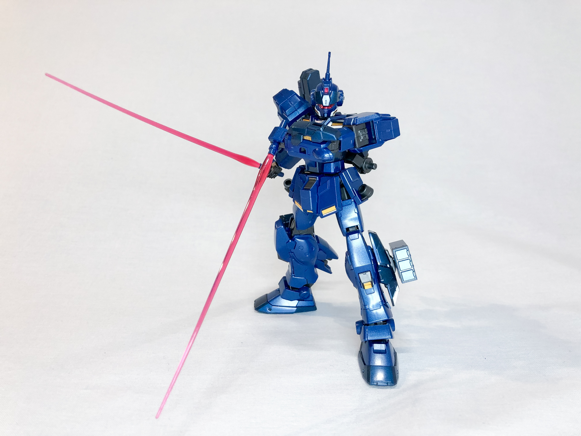 最後にビームサーベルを構えてみました。やはり王道の剣と盾は鉄板ですね。