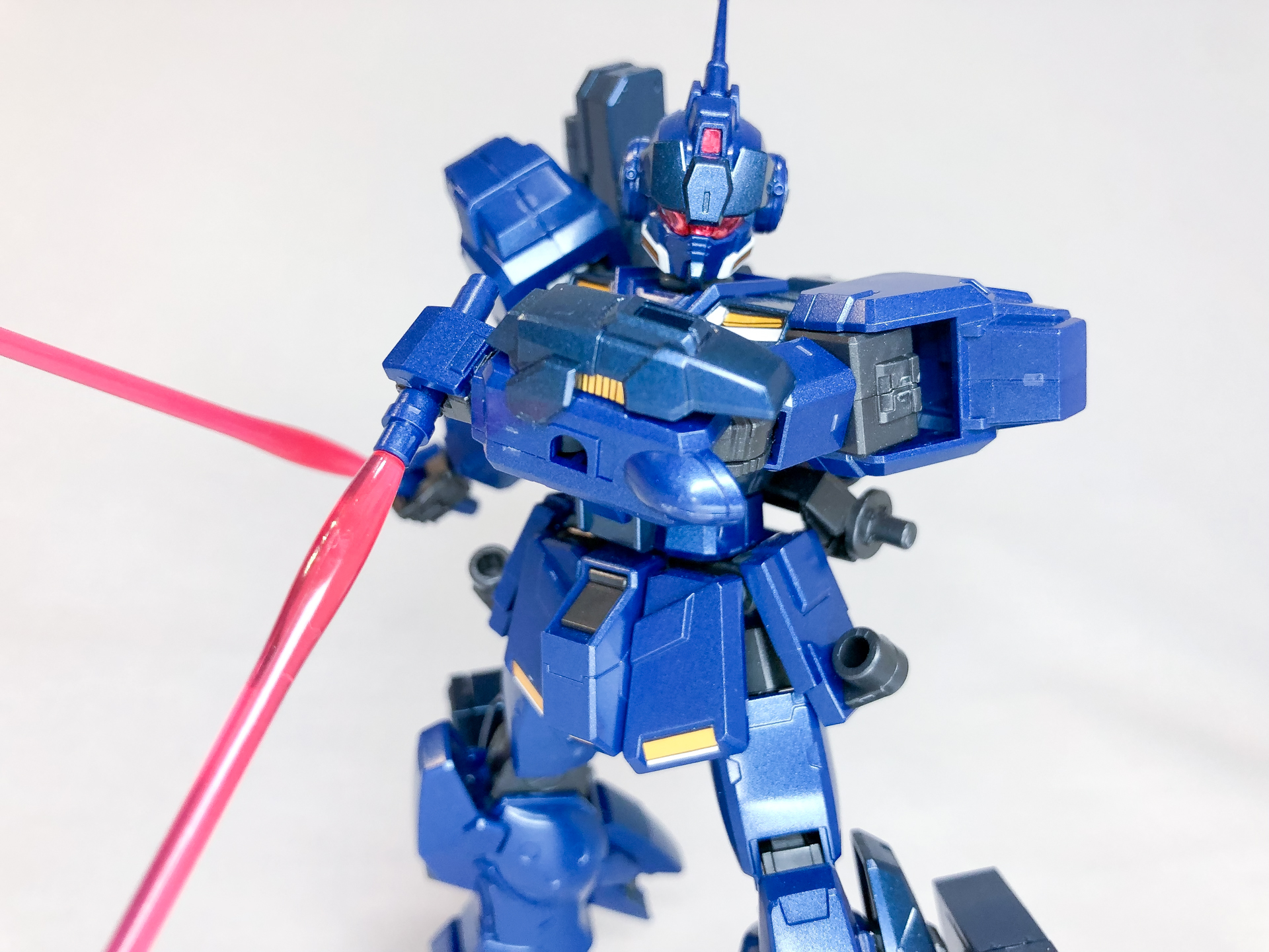 最後にビームサーベルを構えてみました。やはり王道の剣と盾は鉄板ですね。