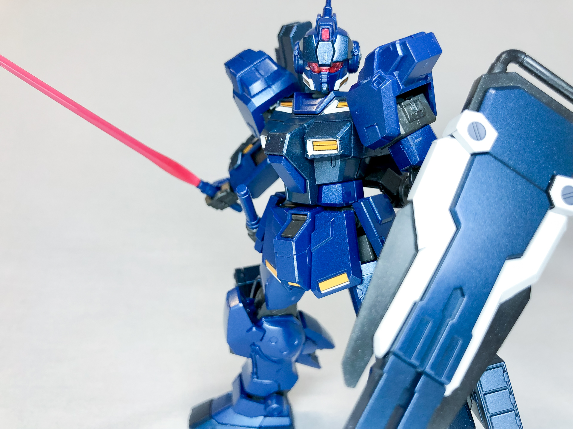 最後にビームサーベルを構えてみました。やはり王道の剣と盾は鉄板ですね。