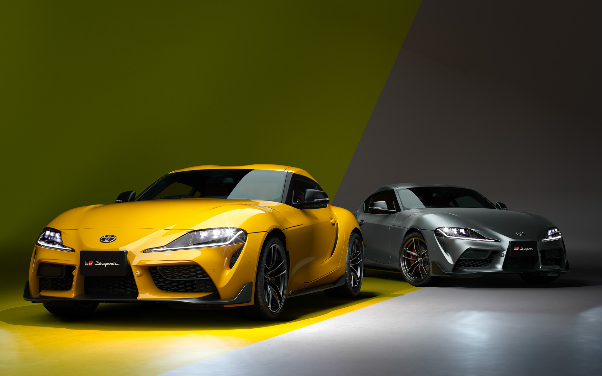 「トヨタ GRスープラ」。画像は35周年記念特別仕様車「SZ-R“35th Anniversary Edition”」（左）、「RZ“35th Anniversary Edition”」（右）のもの
