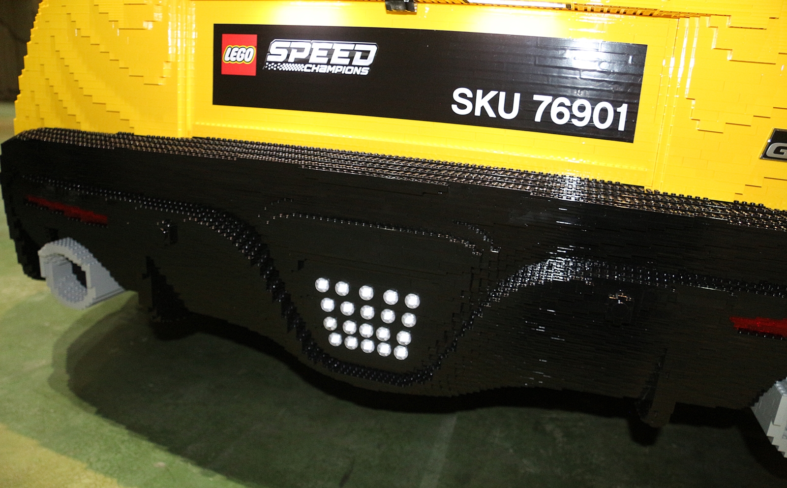 リアにあるフォグライトも点灯する