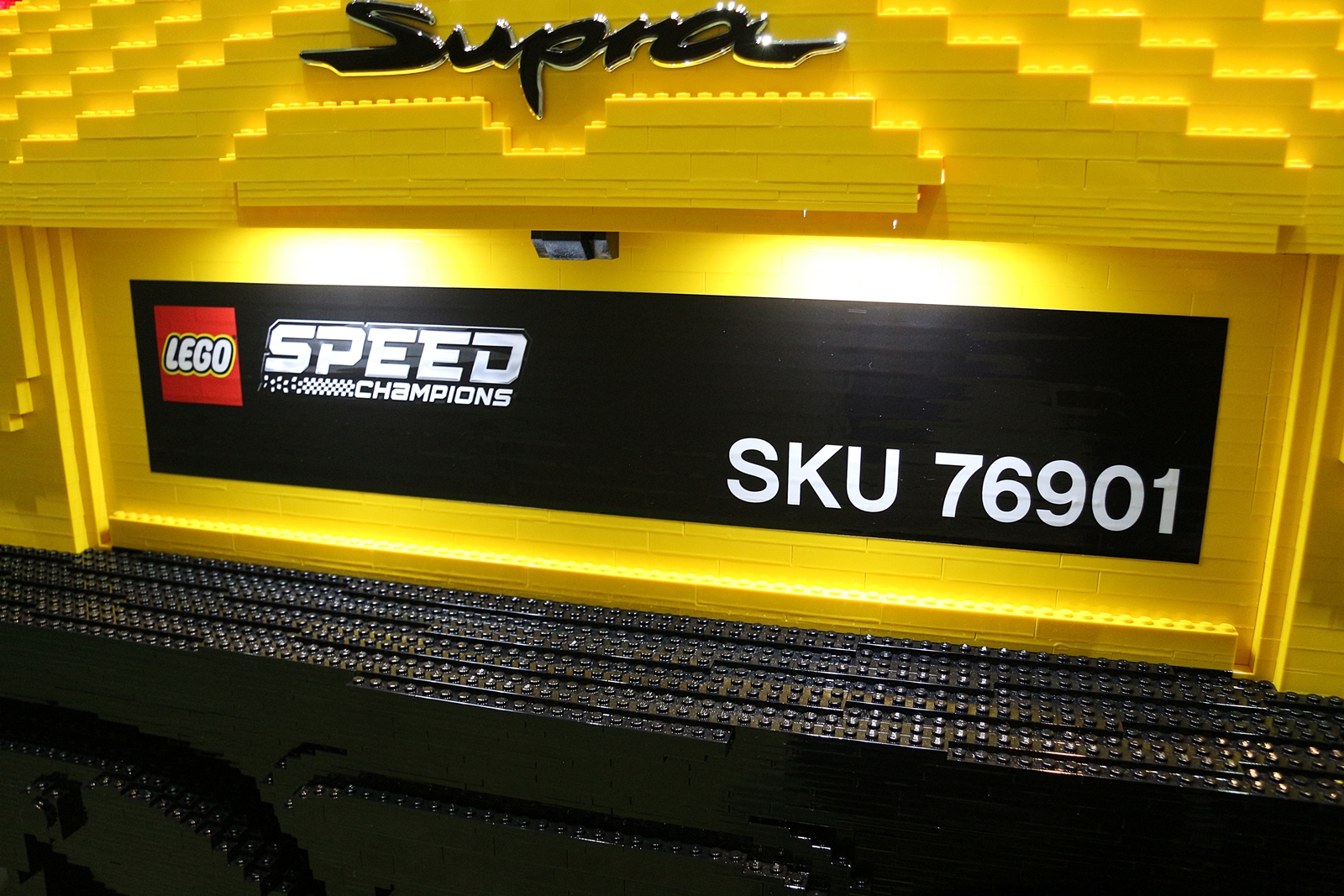 ナンバープレートにある「76901」は「レゴ スピードチャンピオン トヨタ GRスープラ」の製品番号