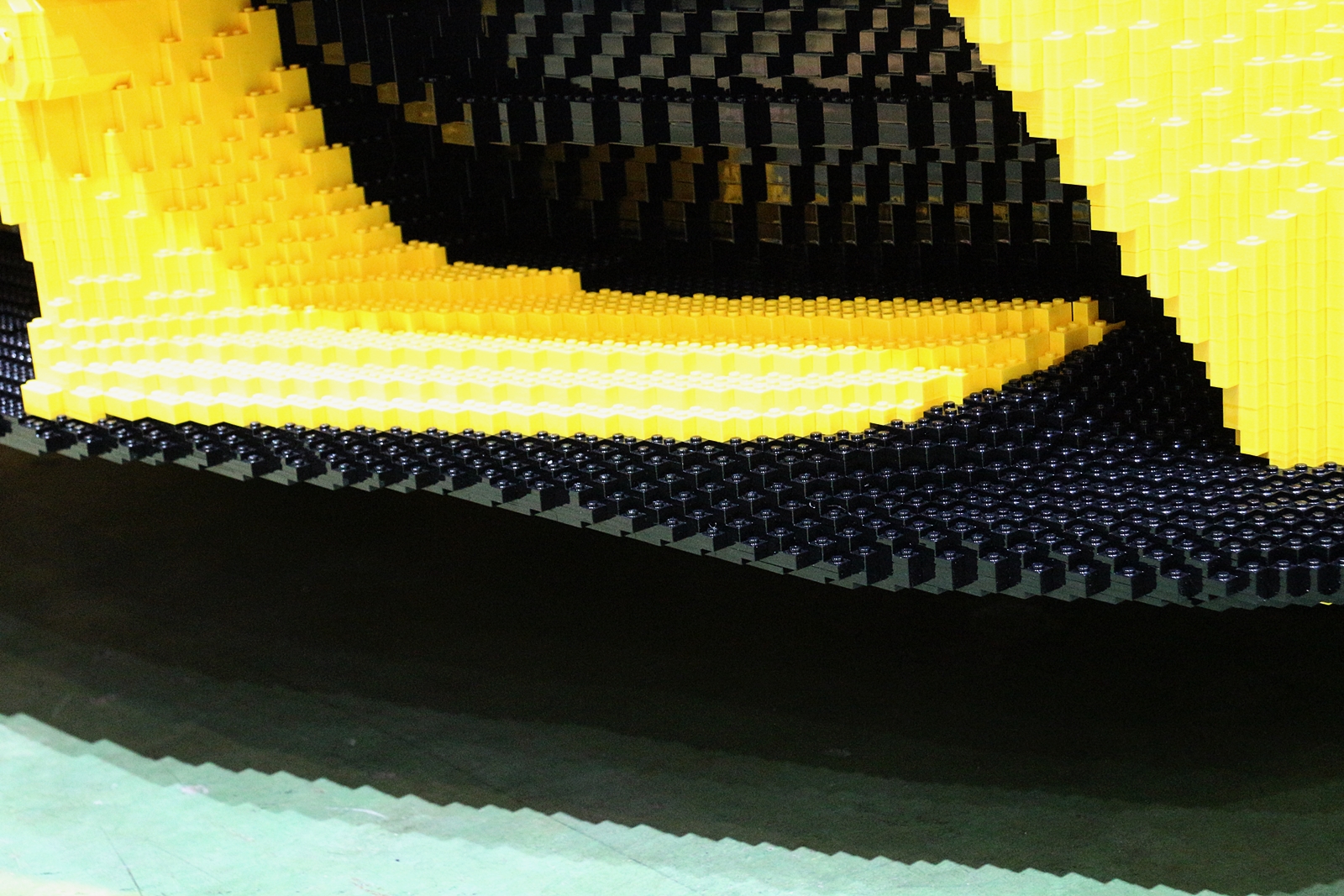 フロントスポイラーの美しい曲線も再現