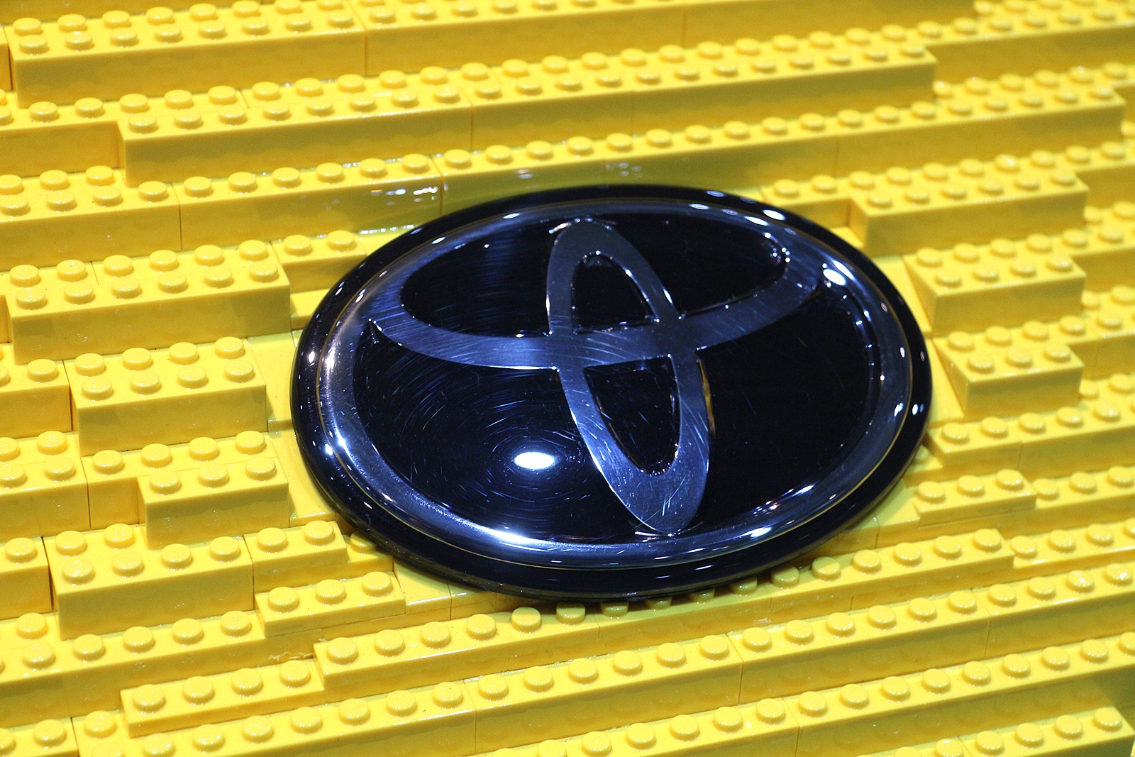 トヨタのエンブレムは本物のパーツ