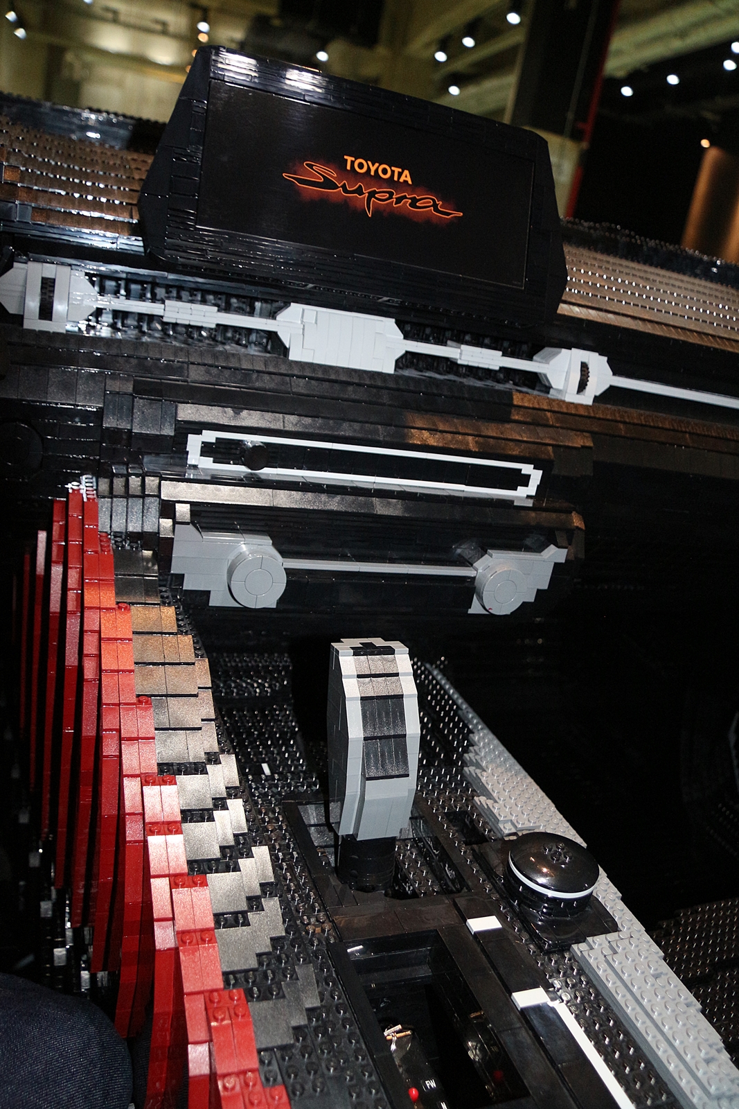 助手席側のシートは完全にレゴブロック仕様