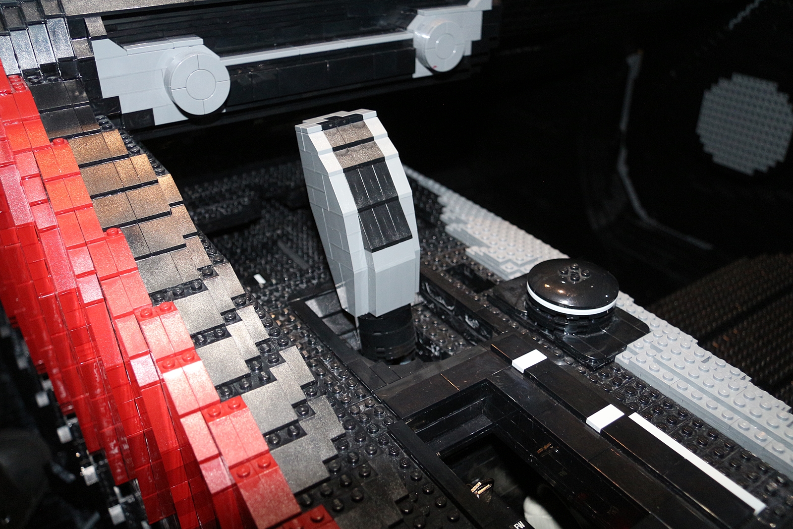 シフトレバーはレゴブロックで作られている