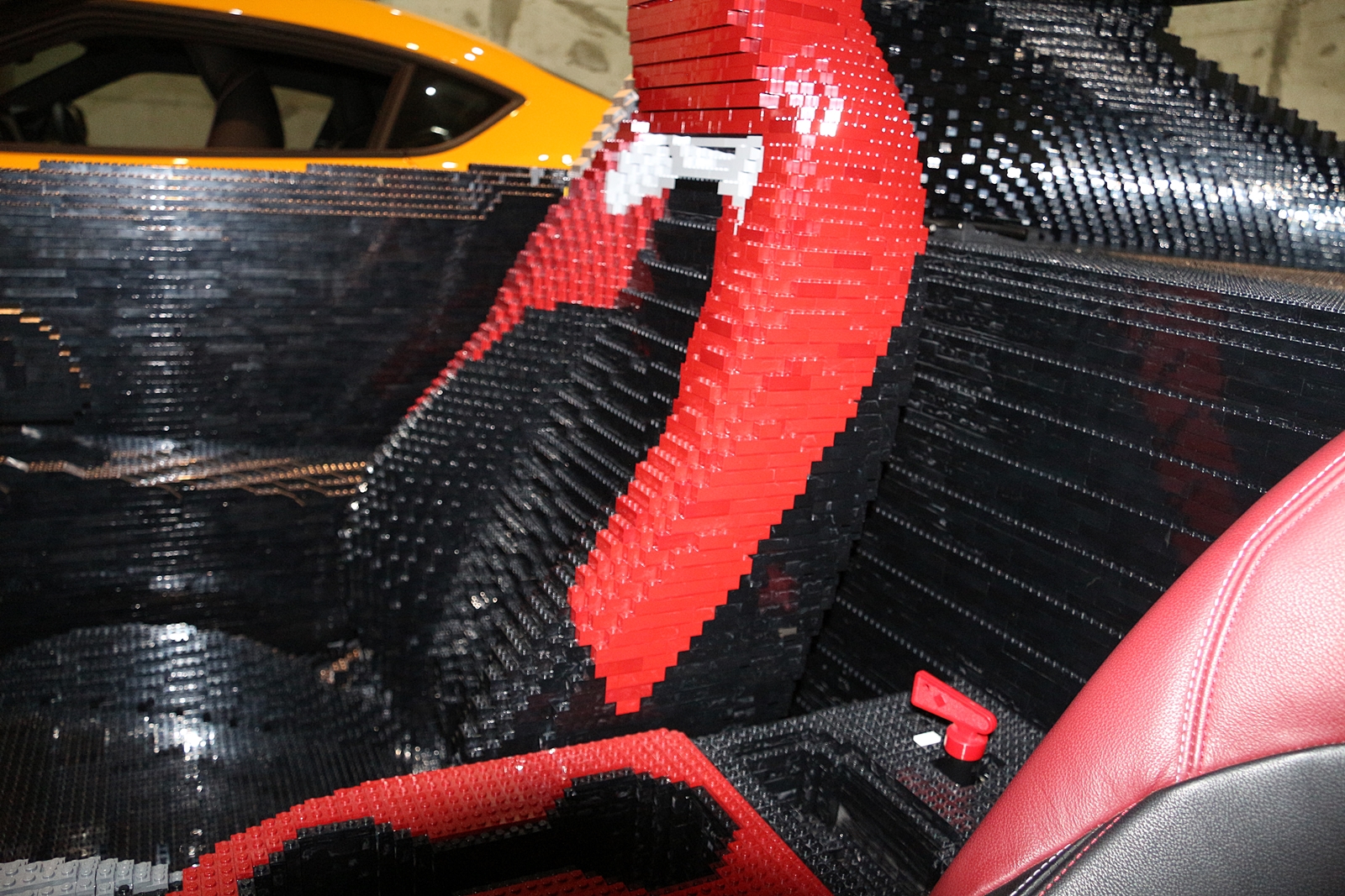 助手席側のシートは完全にレゴブロック仕様