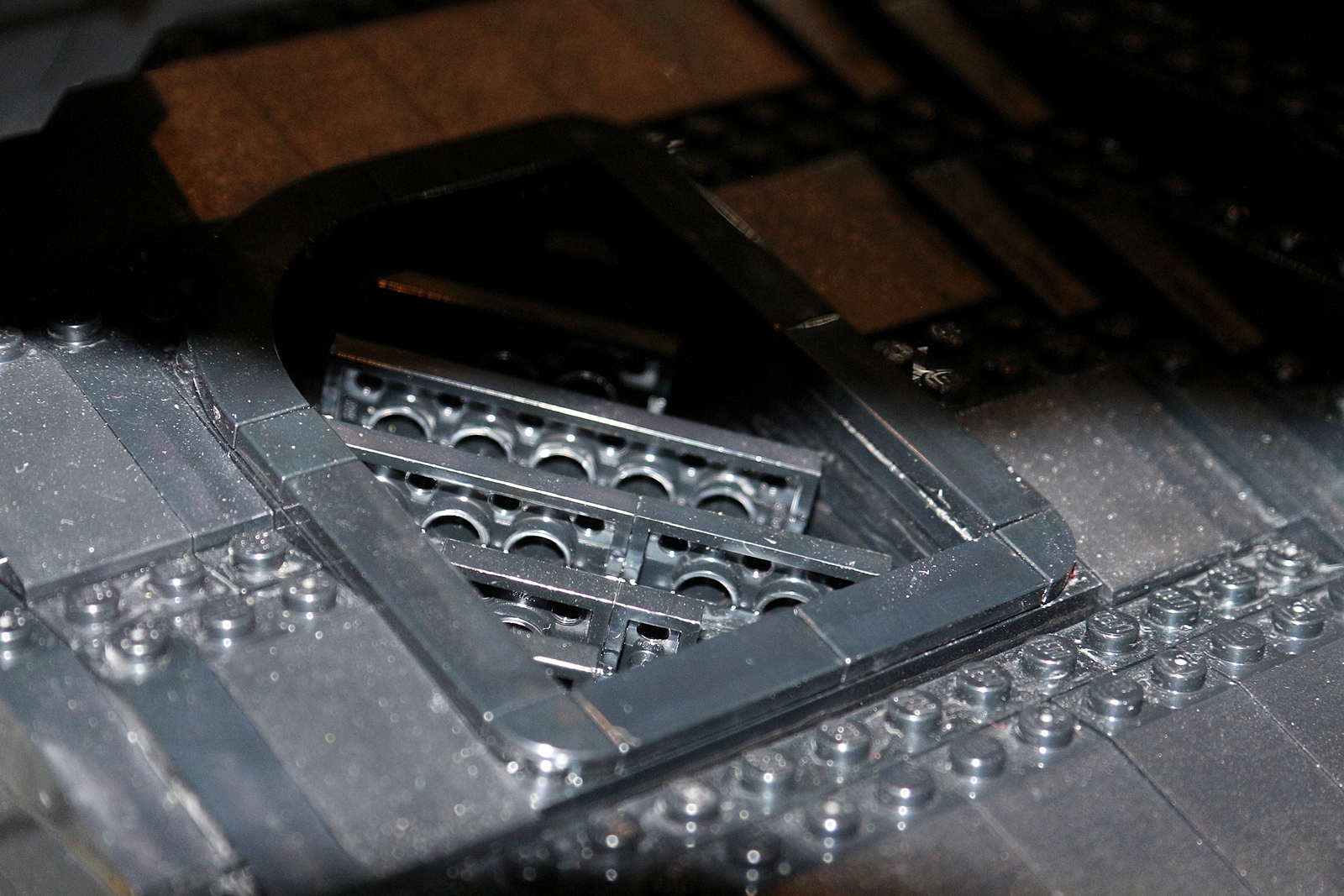 エアコンの吹き出し口はプレートを立てることで、それに見立てている