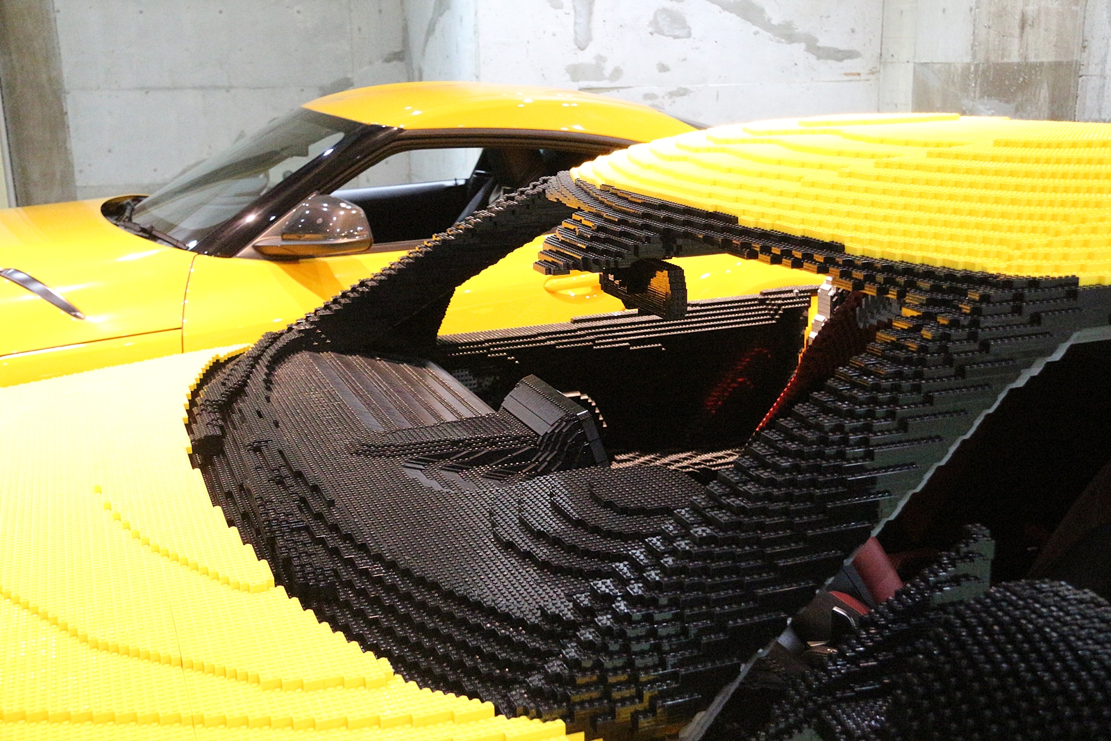 フロントガラスを含め窓ガラスは作られていない