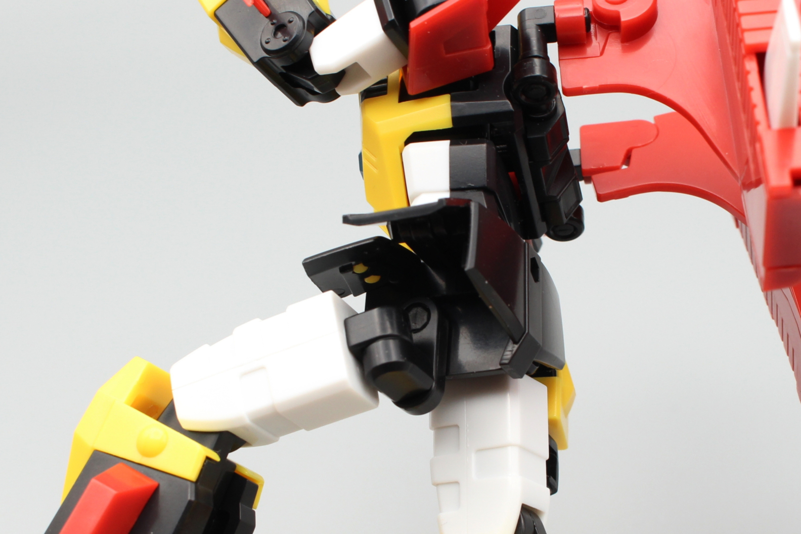 股関節も同様に引き出せる。腰アーマーも可動するのでポーズが付けやすい