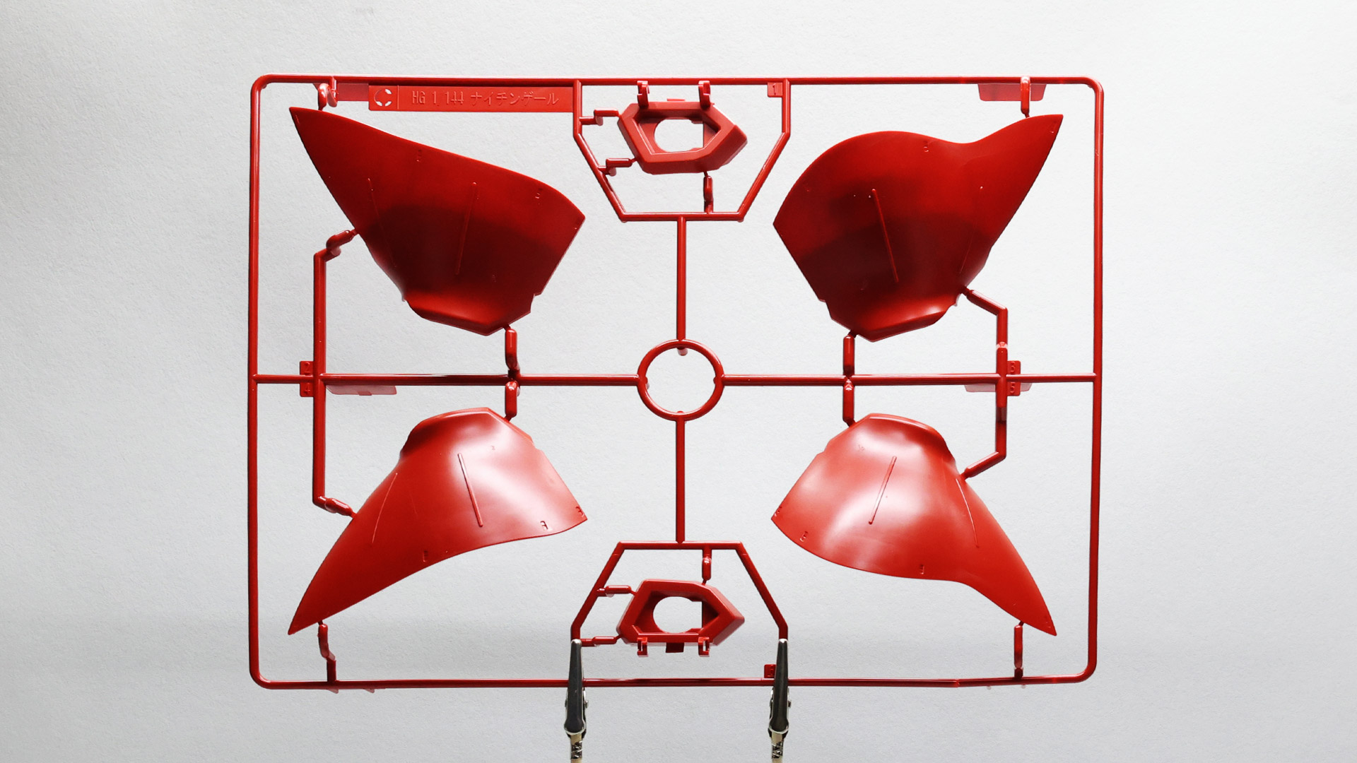 甲殻類を思わせる巨大なリア・スカートは1パーツで構成