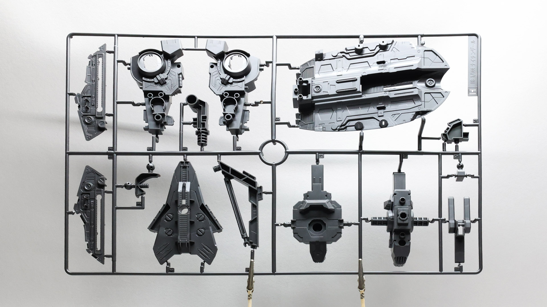 メカディテールはたっぷり入っていますが細かい組み付けはありません