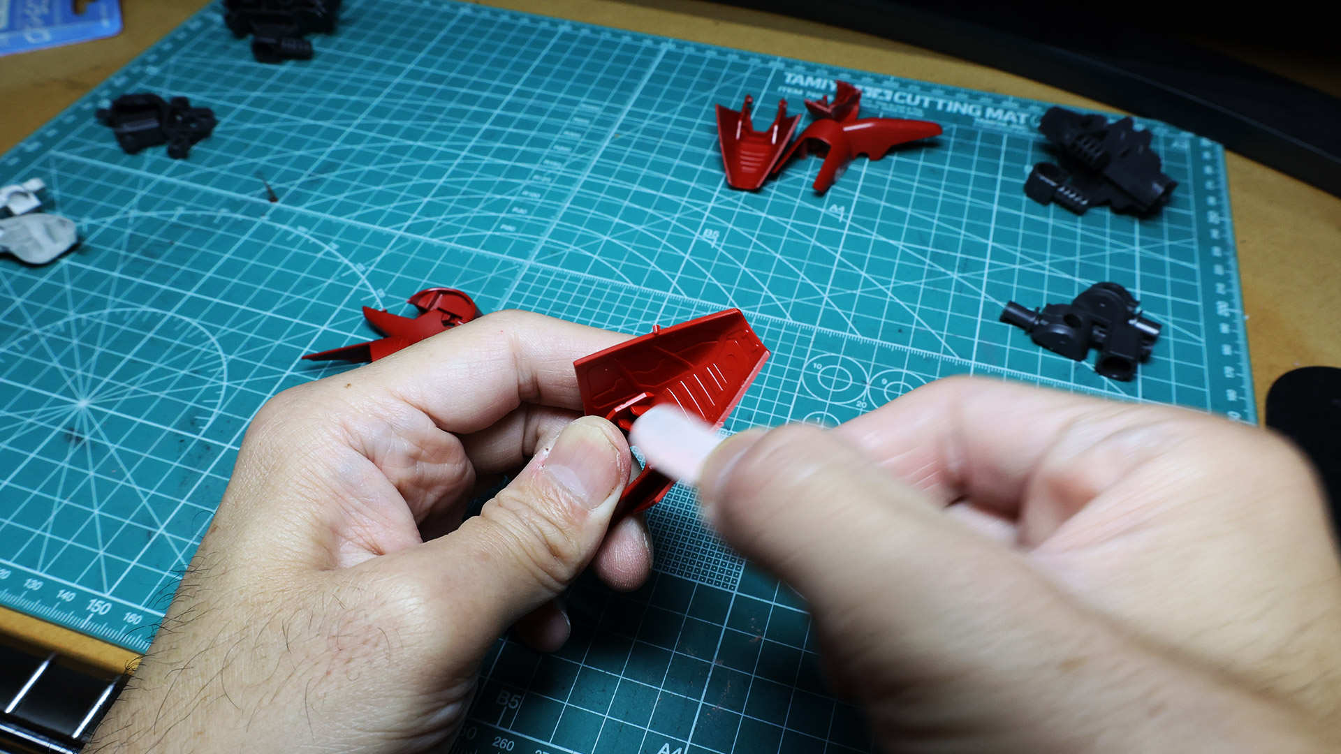 やすりで慣らせば