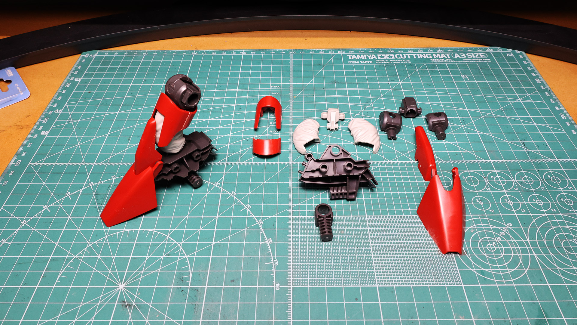 足首を除く脚部はこれだけのパーツですんでいます