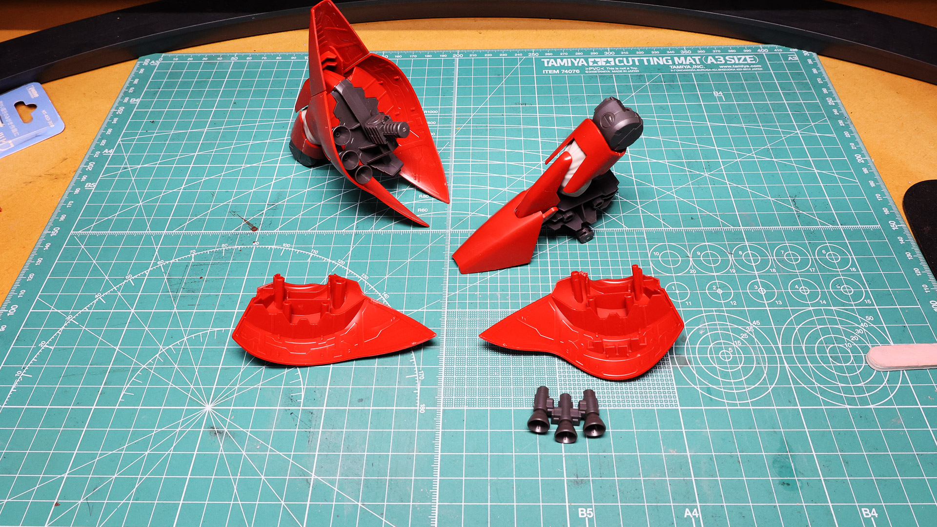 脛部フレアに内装される3連バーニアは驚きの1パーツ成形！