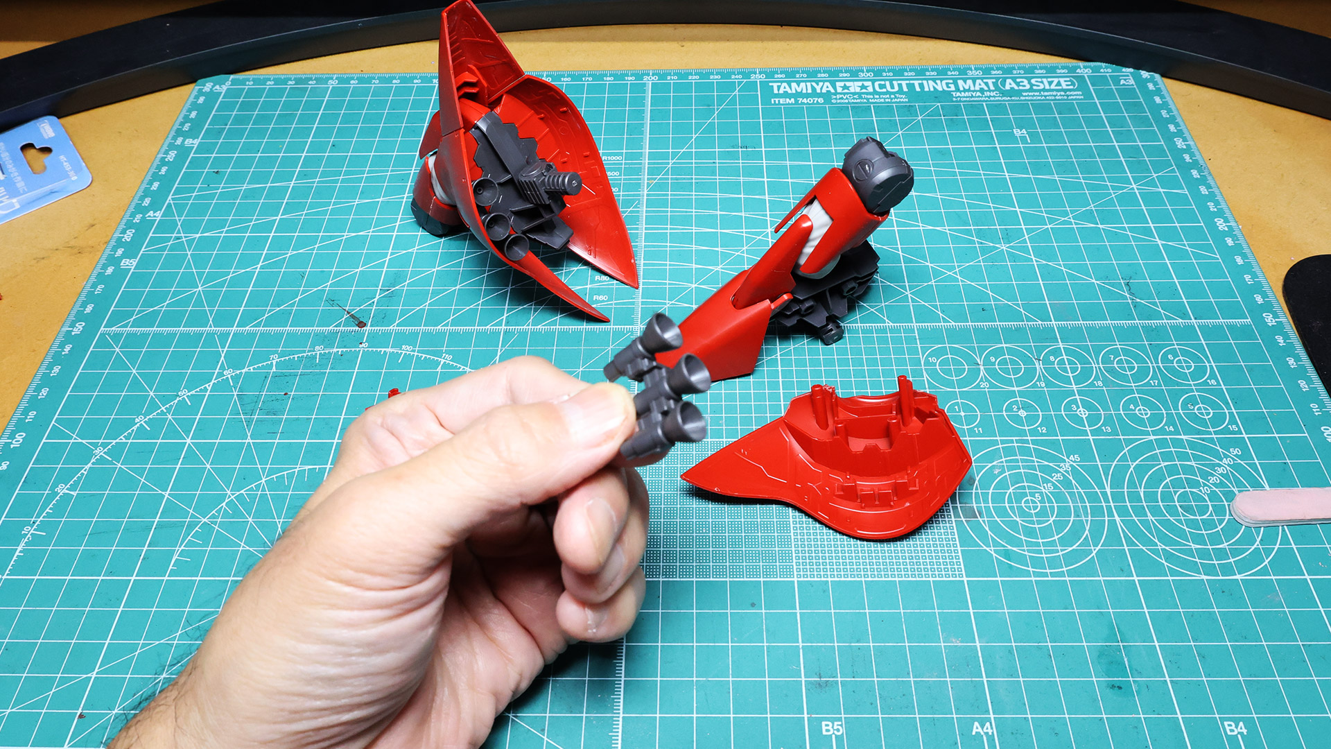 脛部フレアに内装される3連バーニアは驚きの1パーツ成形！