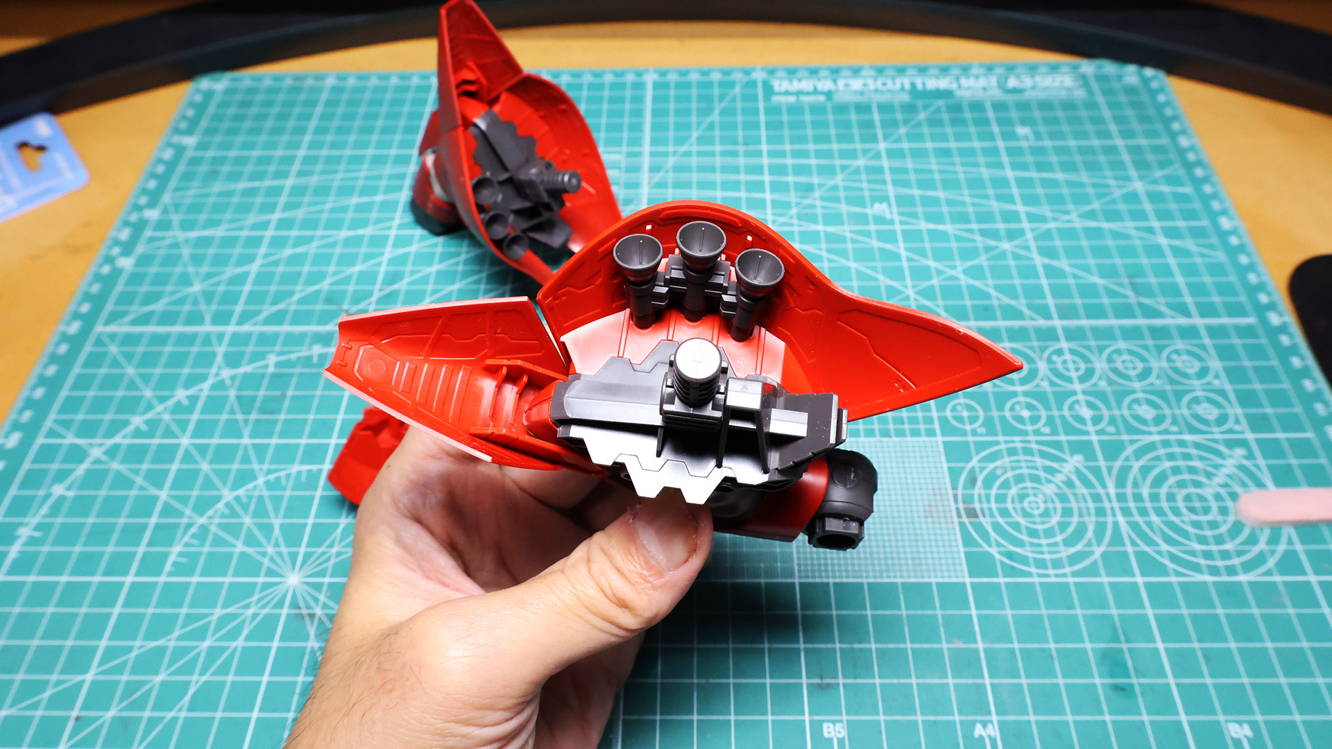 メカディテールも兼ねたかみ合わせ構造はがっちりした組立感を感じられます