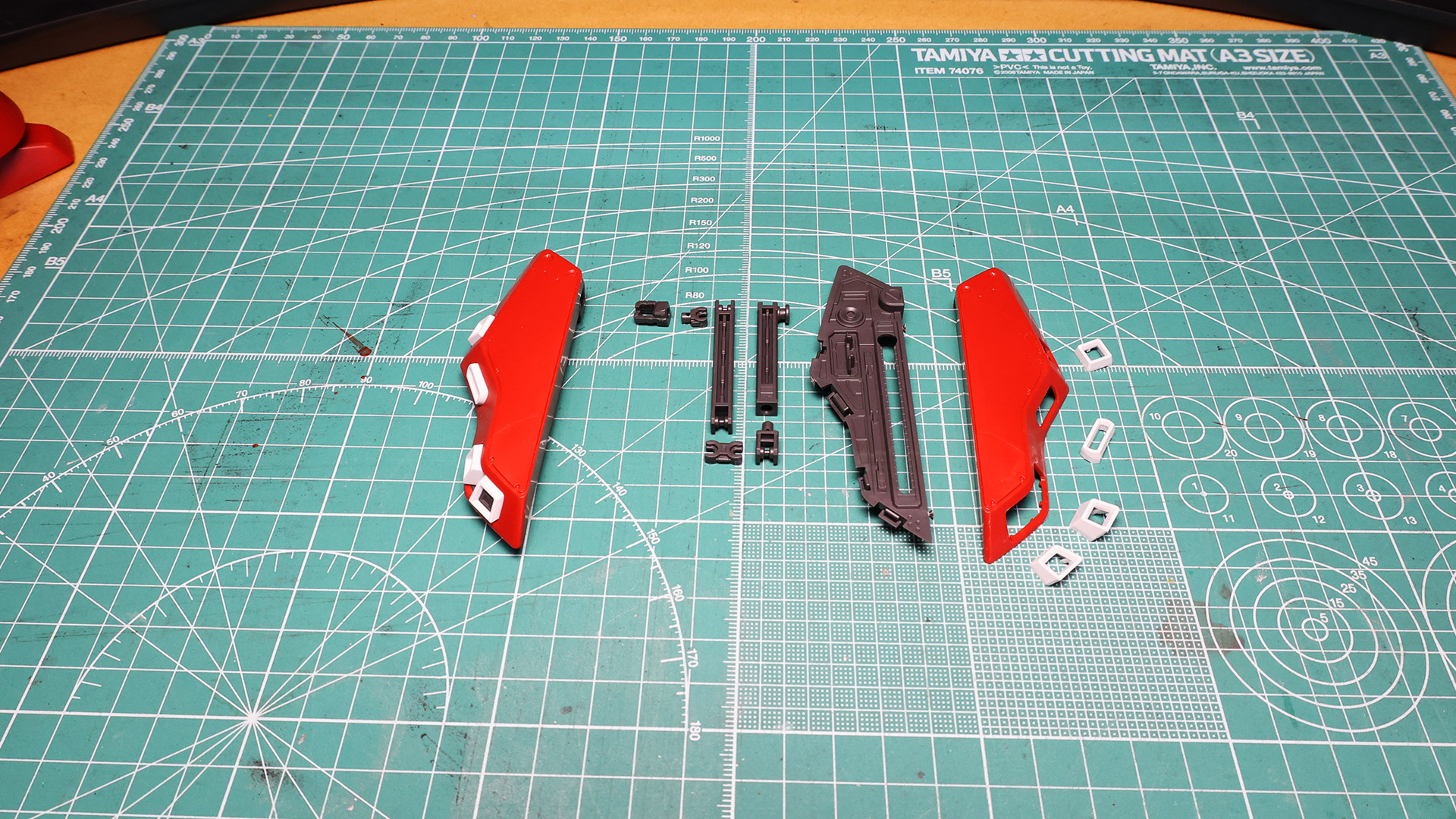 フロントアーマーには隠し腕があり、スライドと回転する関節を多数持つことで幅広い可動ができそうです