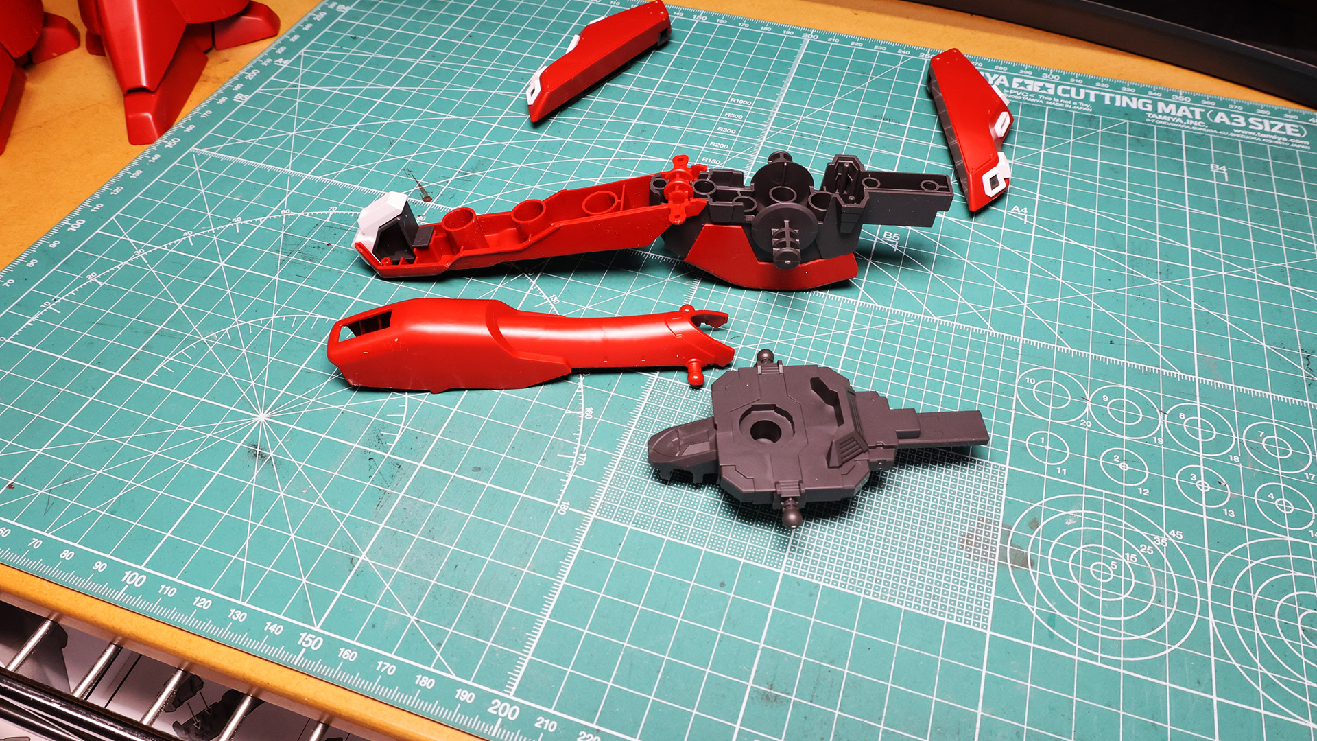 前へ長く伸びたブーム状のバーニア・ポッドは上下に動きます