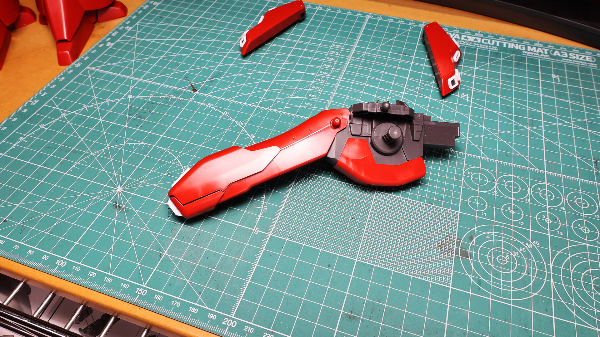 脚部を組み付けてみました。隠し腕がメカニカル感を強調させます