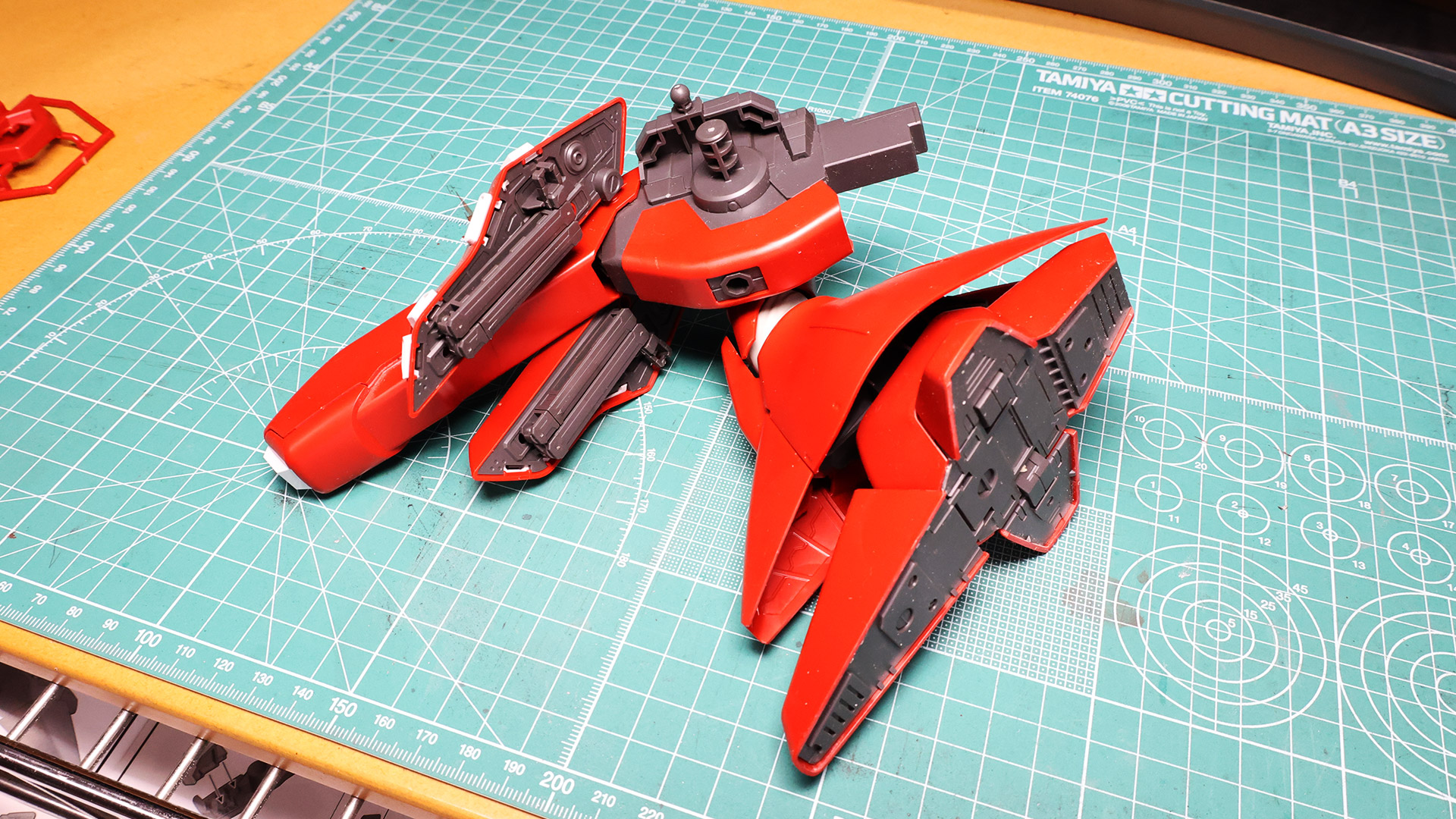 脚部を組み付けてみました。隠し腕がメカニカル感を強調させます