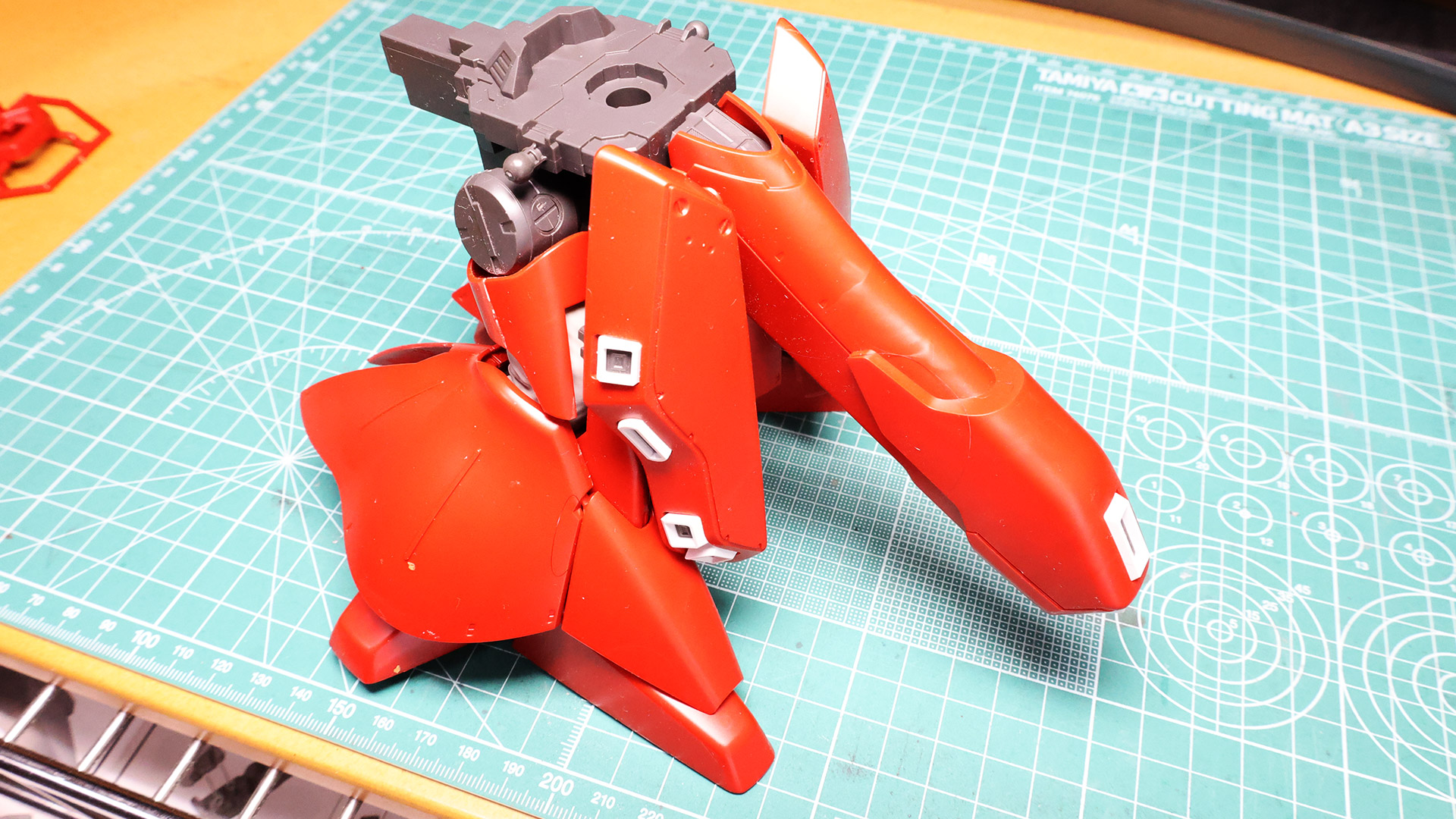 リア・スカートは赤い装甲パーツの立体表現がすごい！