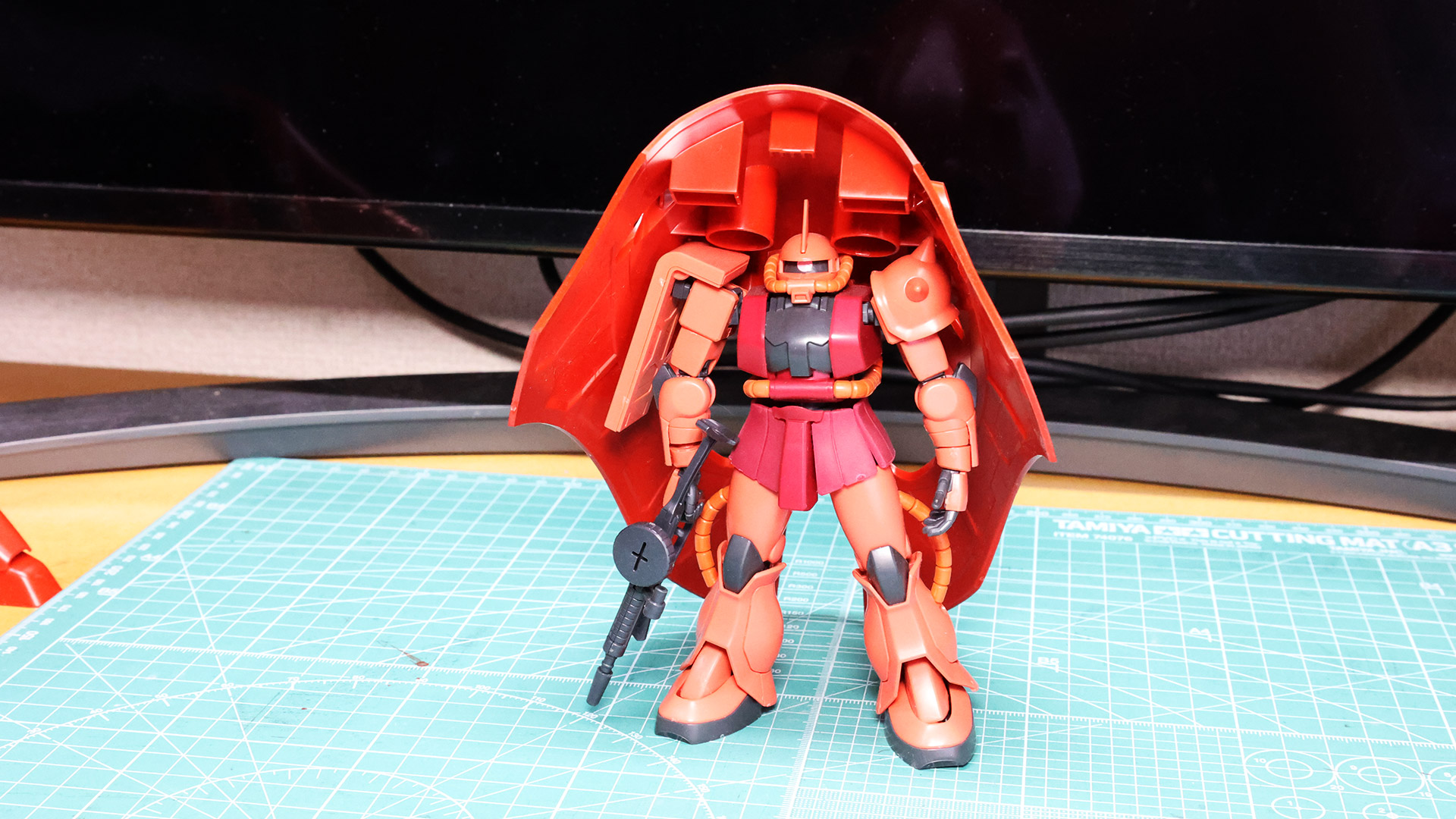 ザクを覆ってしまうくらいの大きさ。これなら大気圏も突破できる？