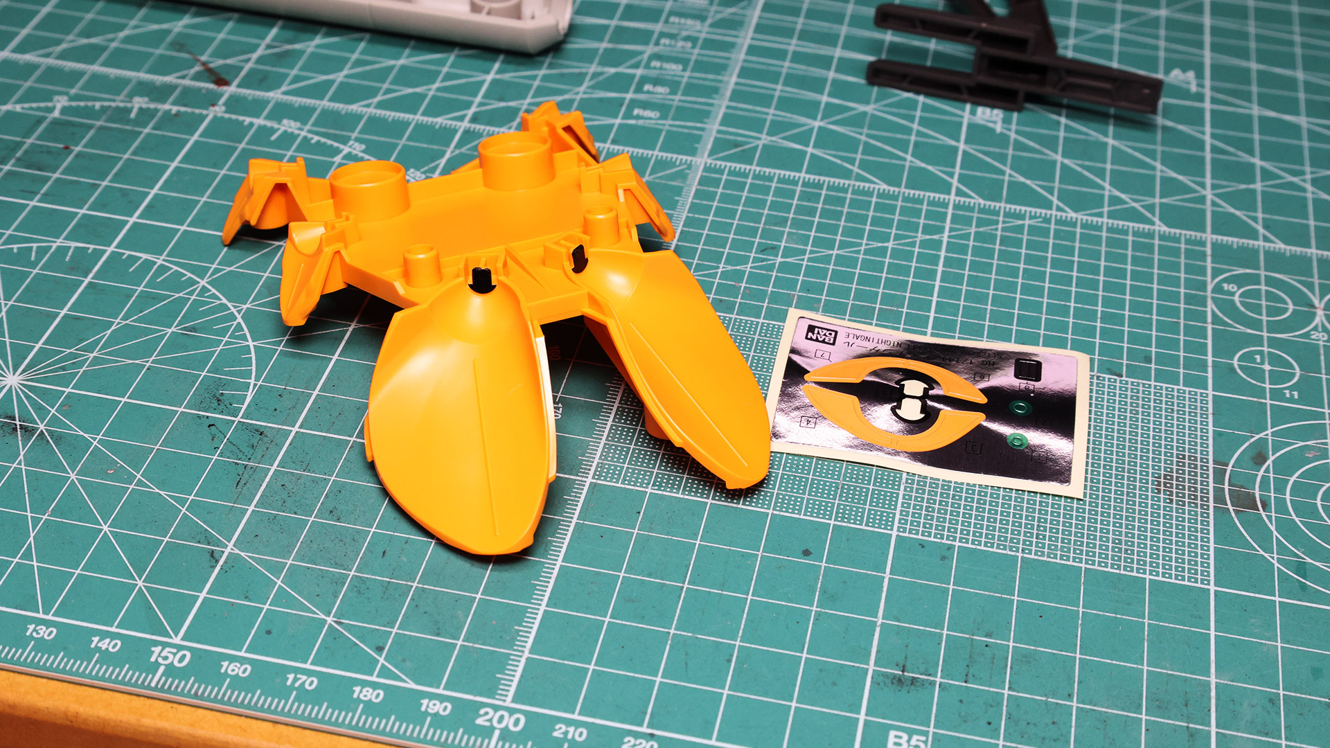 バーニア基部も1パーツ構成、シールでノズル奥の色を再現します