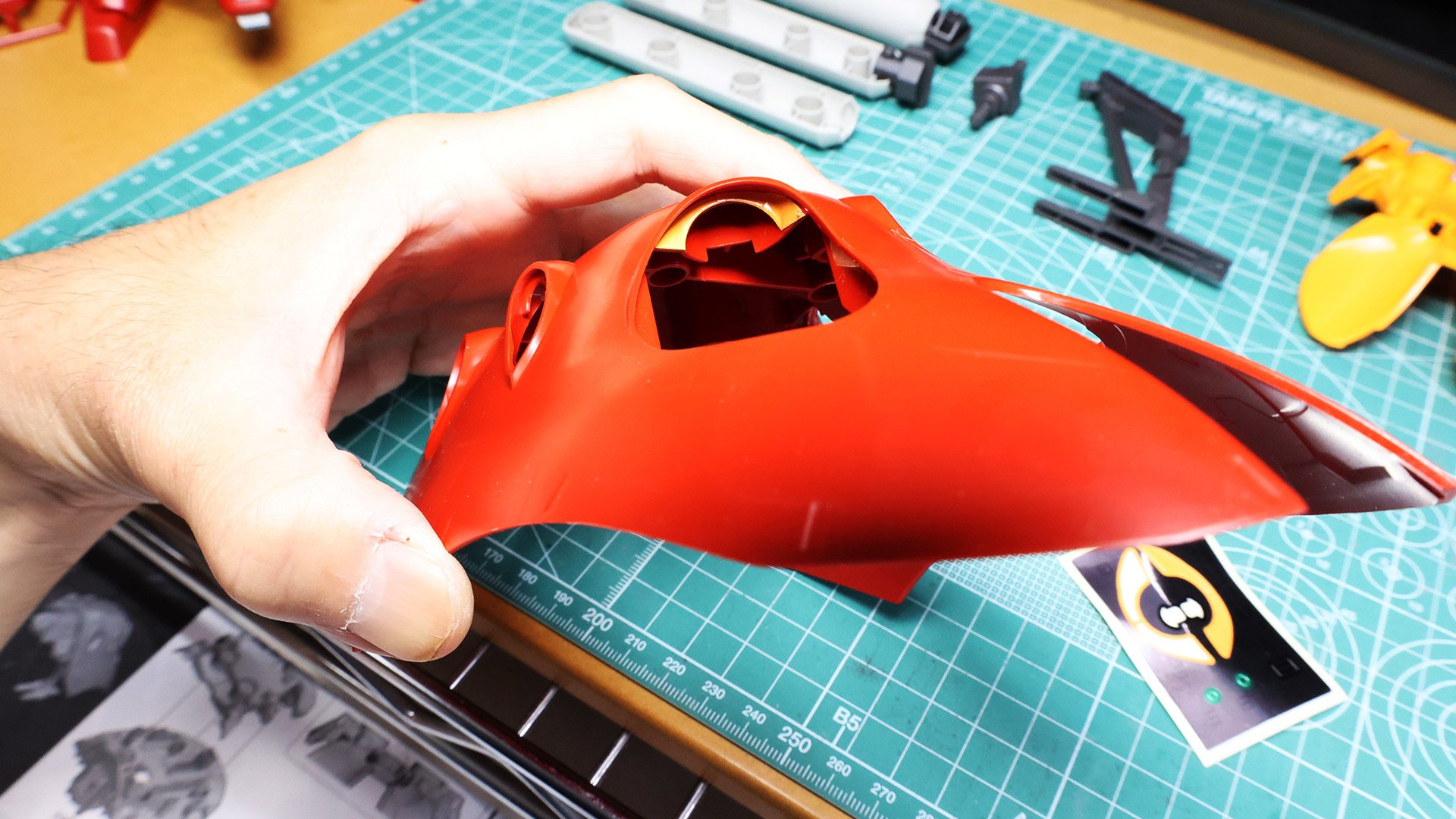 最後方のバーニア部には黄色のシールを貼って補完する形