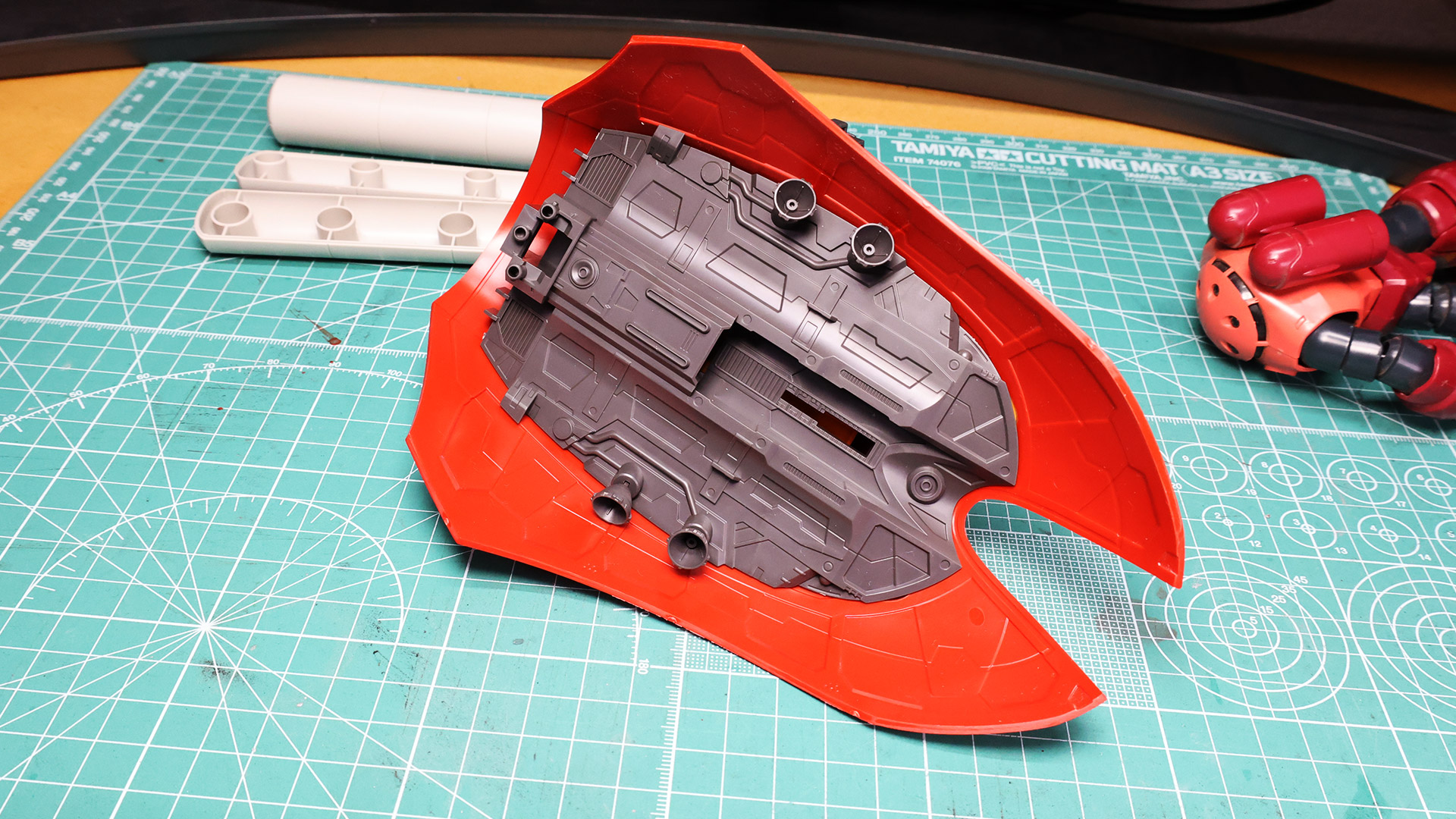 プロペラント・タンクには赤いラインのシールを貼りますが、ガイドとなりそうなモールドがないので左右で慎重に位置合わせをする必要があります